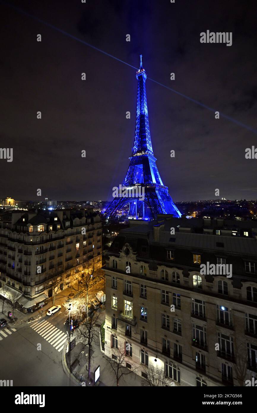 ©PHOTOPQR/L'EST REPUBLICAIN/ALEXANDRE MARCHI ; PARIS ; 20/01/2022 ; SOCIETE - POLITIQUE - PRESIDENCE DU CONSEIL DE L'UNION EUROPENNE - FRANKREICH - EUROPA - BLEU - TOUR EIFFEL - PATRIMOINE. Paris 20. Januar 2022. La Tour Eiffel illuminée en bleu, la couleur de l'Europe, jusqu'à la fin du mois de Janvier. Depuis le 1er janvier 2022, la France prend la tête du Conseil de l'Union Européenne pour une durée de 6 mois. FOTO Alexandre MARCHI. - Der Eiffelturm, der bis Ende Januar in blau, der Farbe Europas, beleuchtet wird. Seit dem 1. Januar 2022 hat Frankreich die Führung des Rats für den EUR übernommen Stockfoto