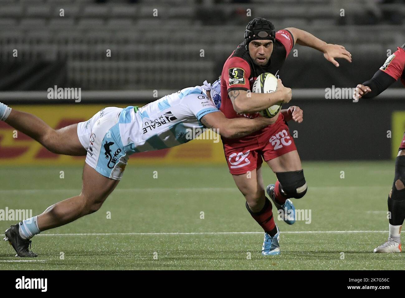 ©PHOTOPQR/LE PROGRES/Maxime JEGAT - Lyon 21/01/2022 - Rugby - Challenge Cup - Lou reçoit Trevise à Lyon le 21 janvier 2022 -Charlie Ngatai (LOU) au cours du match entre le LOU Rugby (en noir et Rouge) et Trévise (Benetton Rugby Trevise / en Blanc et bleu) au Matmut Stadium de Gerland à Lyon et comptant pour la Phase de poule du Challenge Cup, la petite Coupe d'Europe de Rugby. Stockfoto