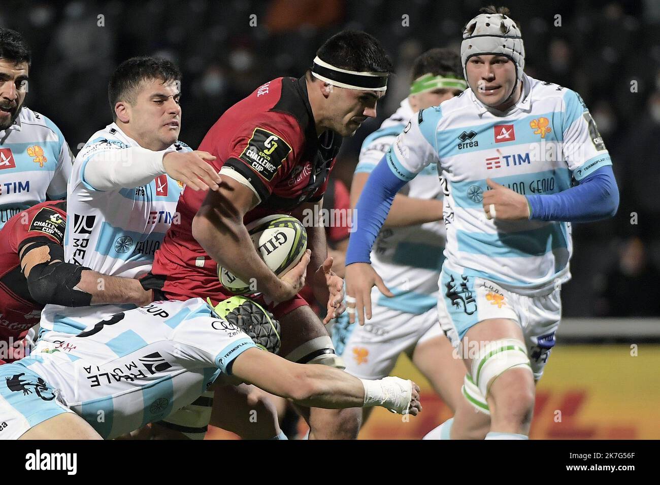 ©PHOTOPQR/LE PROGRES/Maxime JEGAT - Lyon 21/01/2022 - Rugby - Challenge Cup - Lou reçoit Trevise à Lyon le 21 janvier 2022 -Dylan Cretin (LOU) au cours du match entre le LOU Rugby (en noir et Rouge) et Trévise (Benetton Rugby Trevise / en Blanc et bleu) au Matmut Stadium de Gerland à Lyon et comptant pour la Phase de poule du Challenge Cup, la petite Coupe d'Europe de Rugby. Stockfoto