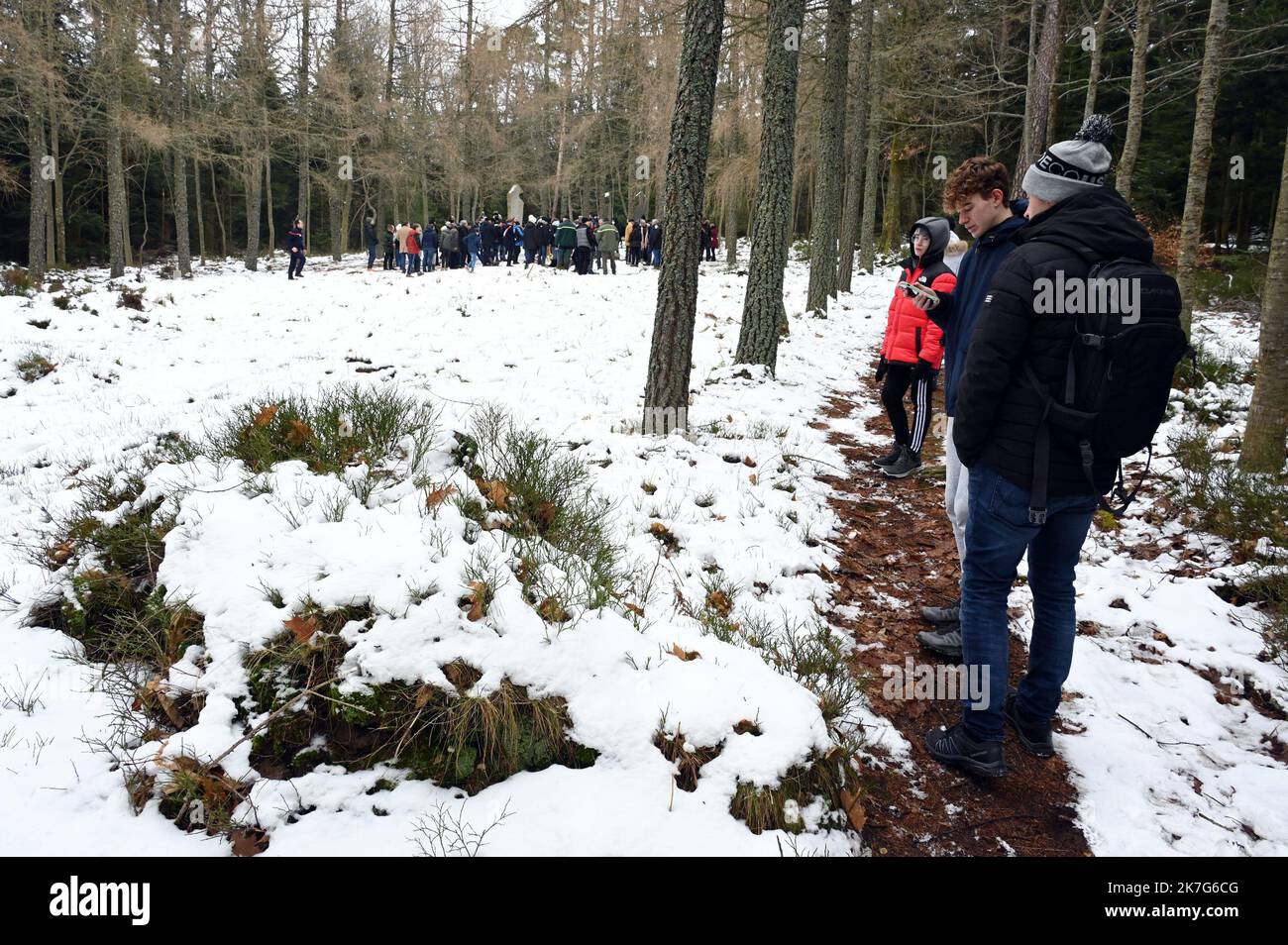 ©PHOTOPQR/DNA/Franck DELHOMME ; Barr ; 23/01/2022 ; Les familles des victimes dans la clairière sur le lieu du Crash de l'A320 d'Air Inter il y a 30 ans ou 87 personnes avaient perdu la vie . - Cérémonie du 30e anniversaire du Crash du Mont Saint-Odile Stockfoto