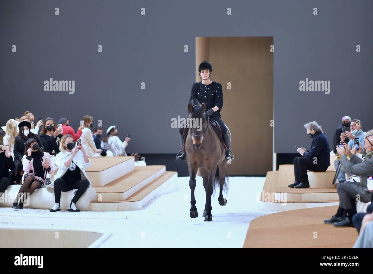 ©Agence Franck Castel/MAXPPP - Charlotte Casiraghi reitet auf dem Laufsteg während der Chanel Haute Couture Spring Summer 2022 Show im Rahmen der Paris Fashion Week am 25. Januar 2022 im Le Grand Palais Ephemere in Paris, Frankreich. Stockfoto