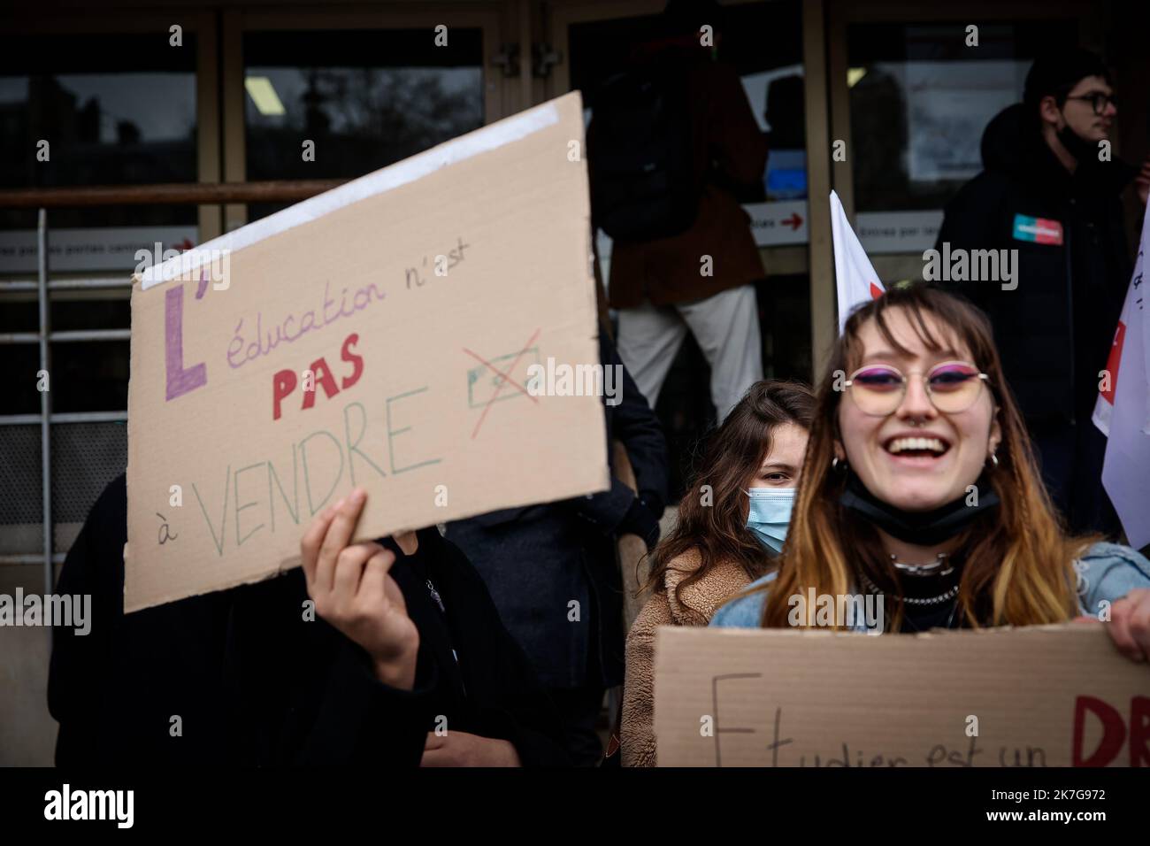 ©THOMAS PADILLA/MAXPPP - 03/02/2022 ; PARIS, FRANCE ; RASSEMBLEMENT D' ETUDIANTS DEVANT LE CROUS DE PORT ROYAL POUR PROTESTER CONTRE LA HAUSSE DES DROITS D' INSCRIPTION ET LA SELECTION A L' UNIVERSITE, POUR RECLAMER UN PLAN D' URGENCE. - DEMONSTRATION VON STUDENTEN VOR DEM KÖNIGLICHEN HAFEN, UM GEGEN DIE ERHÖHUNG DER ANMELDEGEBÜHREN UND DIE AUSWAHL AN DER UNIVERSITÄT ZU PROTESTIEREN, UM EINEN NOTFALLPLAN ZU FORDERN. Stockfoto