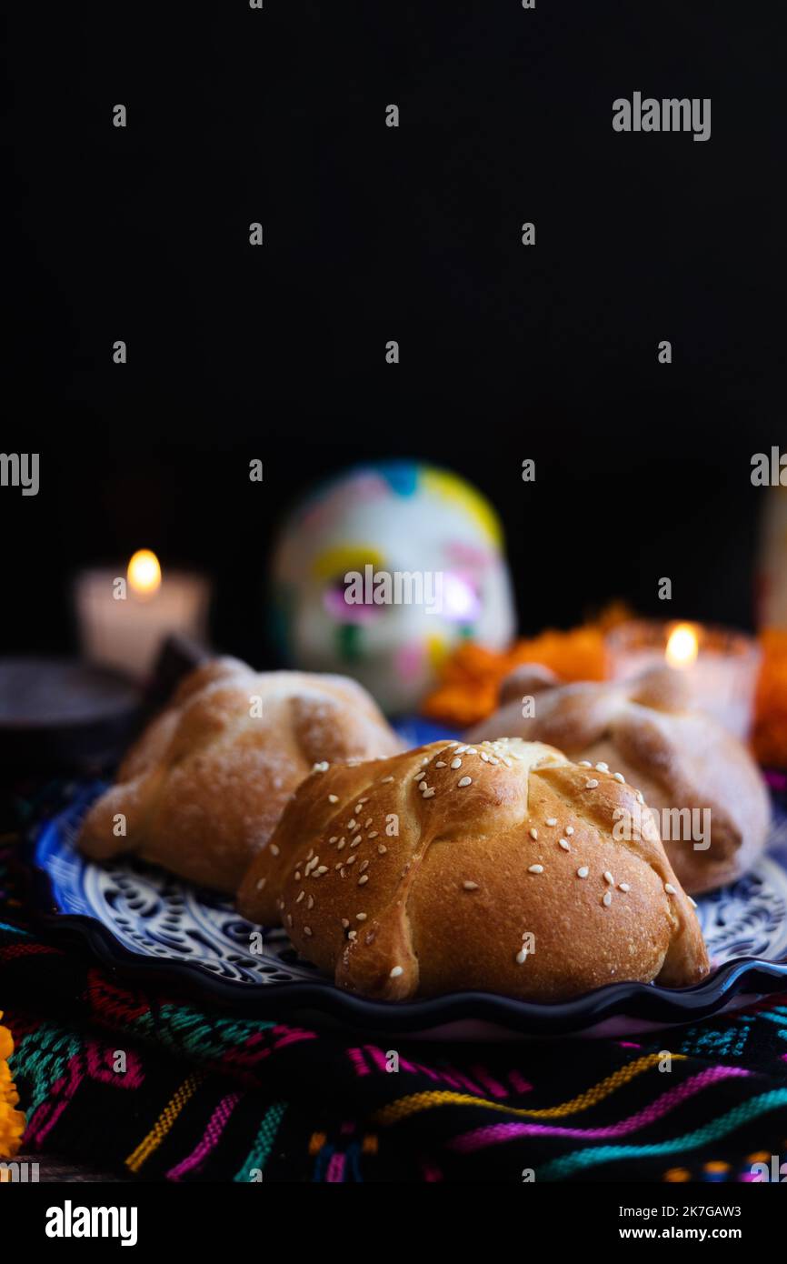 Mexikanisches Brot auf dem Altar mit Zuckerschädel und heißer ...