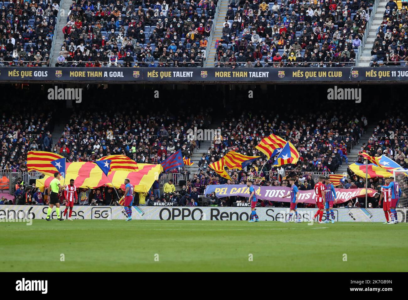 ©Manuel Blondau/AOP Press/MAXPPP - während des Fußballspiels der Liga zwischen dem FC Barcelona und Atletico de Madrid am 6. Februar 2022 im Camp Not Stadium in Barcelona, Spanien, winken die Fans des FC Barcelona katalanische Unabhängigkeitsfahnen. Stockfoto