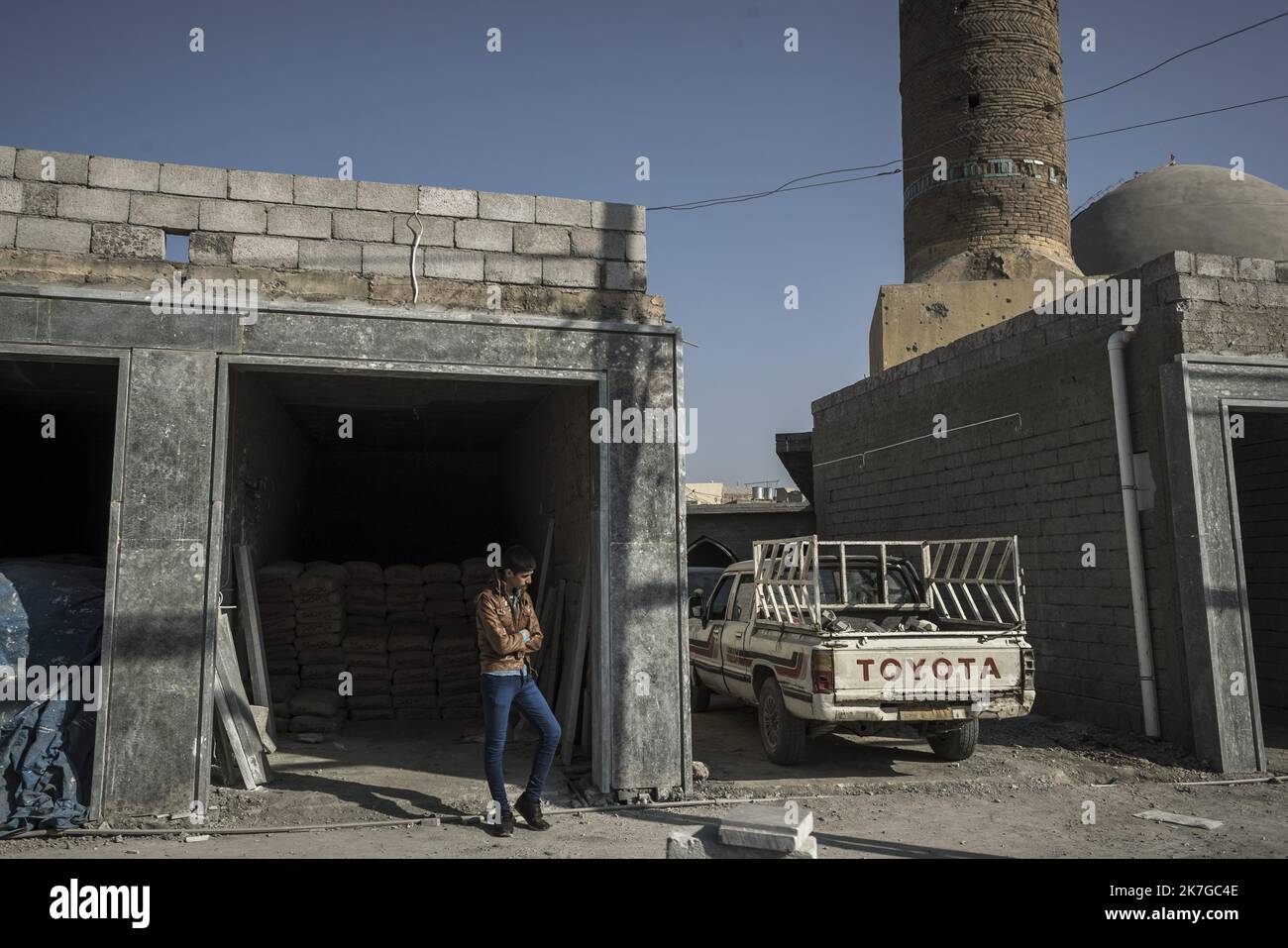 ©Christophe Petit Tesson/MAXPPP - 23/11/2021 ; MOSUL ; IRAQ - Vue generale d'une rue dans un quartier en rekonstruktion sur les bords du fleuve Tigre. La ville de Mossoul, Liberee de l'Etat Islamique en Juillet 2017, a subi d'importantes destructions urbaines et se releve Petit a Petit avec l'aide de projeets internationaux sous l'egide de l'UNESCO. Gesamtansicht einer Straße in der Altstadt von Mosul im Umbau. Die Stadt Mosul, die im Juli 2017 vom Islamischen Staat befreit wurde, hat erhebliche städtische Zerstörungen erlitten und erholt sich allmählich mit der internationalen Initiative ‚ÄúRe Stockfoto
