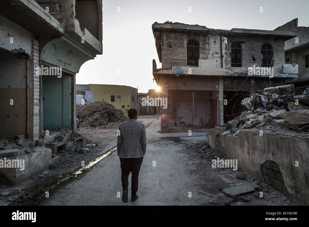 ©Christophe Petit Tesson/MAXPPP - 23/11/2021 ; MOSUL ; IRAQ - Vue generale d'une rue dans un quartier en reconstruction dans la vieille ville de Mossoul. La ville de Mossoul, Liberee de l'Etat Islamique en Juillet 2017, a subi d'importantes destructions urbaines et se releve Petit a Petit avec l'aide de projeets internationaux sous l'egide de l'UNESCO. Gesamtansicht einer Straße in der Altstadt von Mosul im Umbau. Die Stadt Mosul, die im Juli 2017 vom Islamischen Staat befreit wurde, hat erhebliche städtische Zerstörungen erlitten und erholt sich allmählich mit Hilfe internationaler Projekte Stockfoto