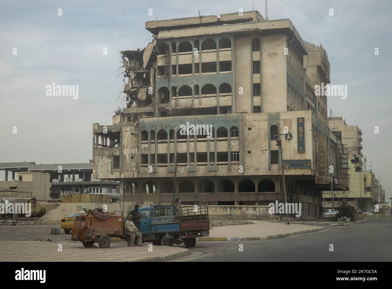 ©Christophe Petit Tesson/MAXPPP - 24/11/2021 ; MOSUL ; IRAQ - Vue generale d'une rue dans un quartier en reconstruction dans la vieille ville de Mossoul sur les bords du fleuve Tigre. La ville de Mossoul, Liberee de l'Etat Islamique en Juillet 2017, a subi d'importantes destructions urbaines et se releve Petit a Petit avec l'aide de projeets internationaux sous l'egide de l'UNESCO. Gesamtansicht einer Straße in der Altstadt von Mosul im Umbau. Die Stadt Mosul, die im Juli 2017 vom Islamischen Staat befreit wurde, hat erhebliche städtische Zerstörungen erlitten und erholt sich allmählich mit t Stockfoto