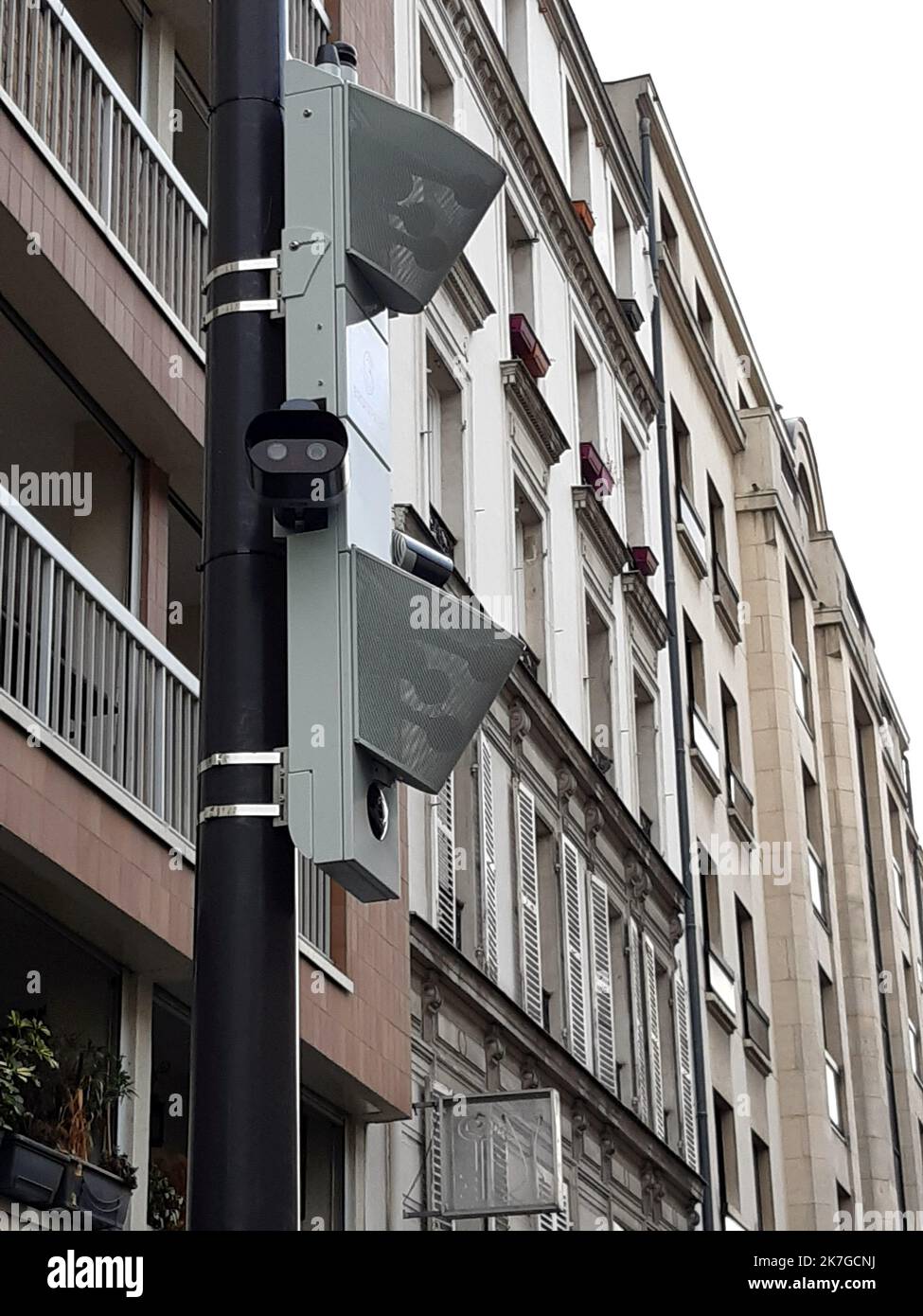 ©PHOTOPQR/LE PARISIEN/Philippe Baverel ; Paris (XXe) ; 14/02/2022 ; Nouveau Radar de contrôle anti-bruit, 54, rue d'Avron (XXe) Paris, Frankreich, feb 14. 2022 Neues Lärmschutzradar Stockfoto