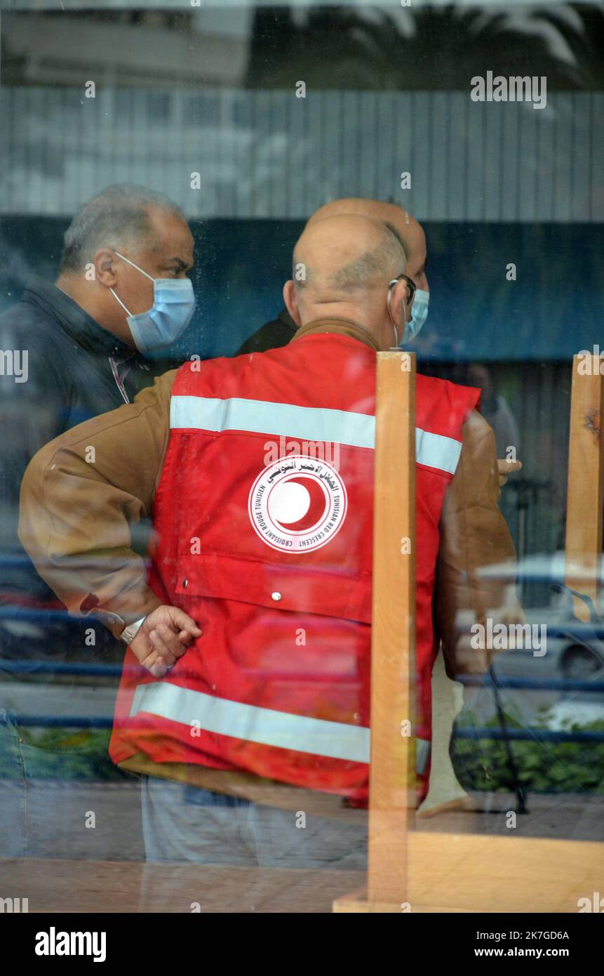 ©Yassine Mahjoub/MAXPPP - 16/02/2022 das Gesundheitsministerium gab am Mittwoch bekannt, dass es bis Mitternacht nach Durchführung von 11.801 Screening-Tests, einer Positivitätsrate von 25,99 %, 13 weitere Todesfälle und 3.067 neue Coronavirus-Kontaminationen bis zum 14. Februar gemeldet hatte. Das geht aus dem jüngsten epidemiologischen Bericht des Ministerministeriums hervor. Seit dem Ausbruch der Pandemie in Tunesien im März 2020 wurden insgesamt 971.460 Fälle von Coronavirus-Infektionen registriert, darunter 27.233 Todesfälle und 904.339 Genesungen (Foto: Mahjoub Yassine/MAXPPP). Stockfoto