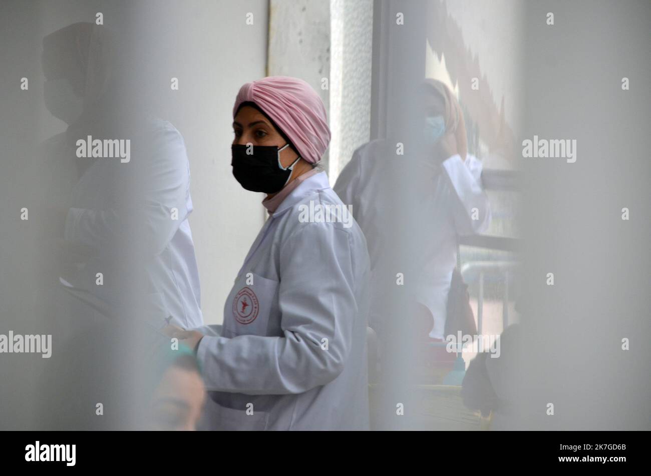 ©Yassine Mahjoub/MAXPPP - 16/02/2022 das Gesundheitsministerium gab am Mittwoch bekannt, dass es bis Mitternacht nach Durchführung von 11.801 Screening-Tests, einer Positivitätsrate von 25,99 %, 13 weitere Todesfälle und 3.067 neue Coronavirus-Kontaminationen bis zum 14. Februar gemeldet hatte. Das geht aus dem jüngsten epidemiologischen Bericht des Ministerministeriums hervor. Seit dem Ausbruch der Pandemie in Tunesien im März 2020 wurden insgesamt 971.460 Fälle von Coronavirus-Infektionen registriert, darunter 27.233 Todesfälle und 904.339 Genesungen (Foto: Mahjoub Yassine/MAXPPP). Stockfoto