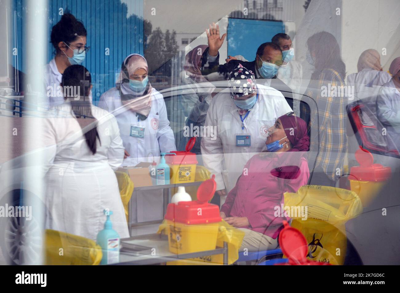 ©Yassine Mahjoub/MAXPPP - 16/02/2022 das Gesundheitsministerium gab am Mittwoch bekannt, dass es bis Mitternacht nach Durchführung von 11.801 Screening-Tests, einer Positivitätsrate von 25,99 %, 13 weitere Todesfälle und 3.067 neue Coronavirus-Kontaminationen bis zum 14. Februar gemeldet hatte. Das geht aus dem jüngsten epidemiologischen Bericht des Ministerministeriums hervor. Seit dem Ausbruch der Pandemie in Tunesien im März 2020 wurden insgesamt 971.460 Fälle von Coronavirus-Infektionen registriert, darunter 27.233 Todesfälle und 904.339 Genesungen (Foto: Mahjoub Yassine/MAXPPP). Stockfoto