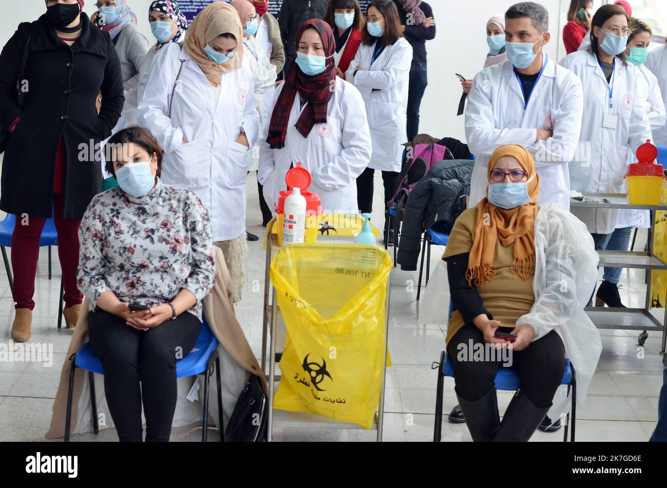 ©Yassine Mahjoub/MAXPPP - 16/02/2022 das Gesundheitsministerium gab am Mittwoch bekannt, dass es bis Mitternacht nach Durchführung von 11.801 Screening-Tests, einer Positivitätsrate von 25,99 %, 13 weitere Todesfälle und 3.067 neue Coronavirus-Kontaminationen bis zum 14. Februar gemeldet hatte. Das geht aus dem jüngsten epidemiologischen Bericht des Ministerministeriums hervor. Seit dem Ausbruch der Pandemie in Tunesien im März 2020 wurden insgesamt 971.460 Fälle von Coronavirus-Infektionen registriert, darunter 27.233 Todesfälle und 904.339 Genesungen (Foto: Mahjoub Yassine/MAXPPP). Stockfoto