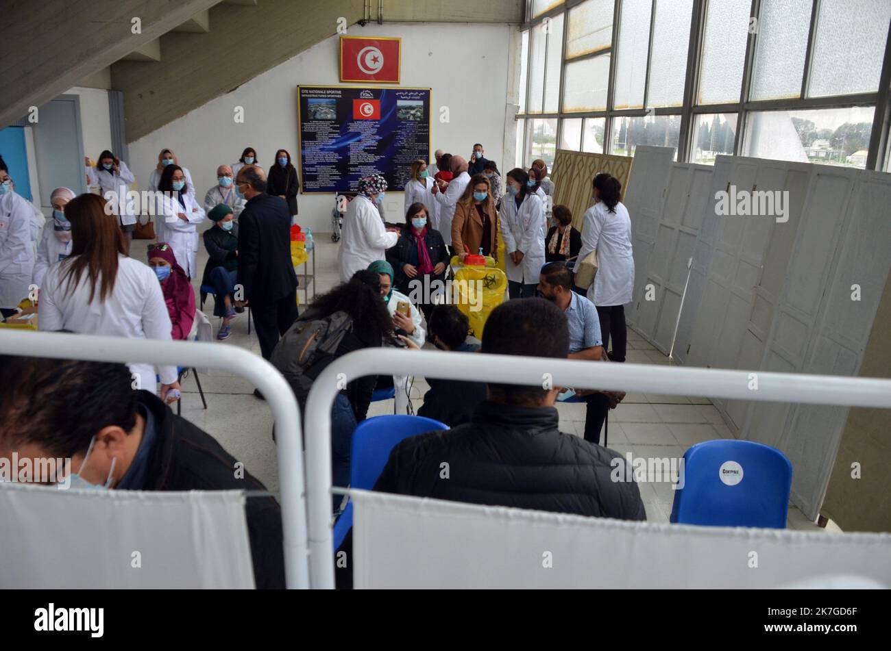 ©Yassine Mahjoub/MAXPPP - 16/02/2022 das Gesundheitsministerium gab am Mittwoch bekannt, dass es bis Mitternacht nach Durchführung von 11.801 Screening-Tests, einer Positivitätsrate von 25,99 %, 13 weitere Todesfälle und 3.067 neue Coronavirus-Kontaminationen bis zum 14. Februar gemeldet hatte. Das geht aus dem jüngsten epidemiologischen Bericht des Ministerministeriums hervor. Seit dem Ausbruch der Pandemie in Tunesien im März 2020 wurden insgesamt 971.460 Fälle von Coronavirus-Infektionen registriert, darunter 27.233 Todesfälle und 904.339 Genesungen (Foto: Mahjoub Yassine/MAXPPP). Stockfoto