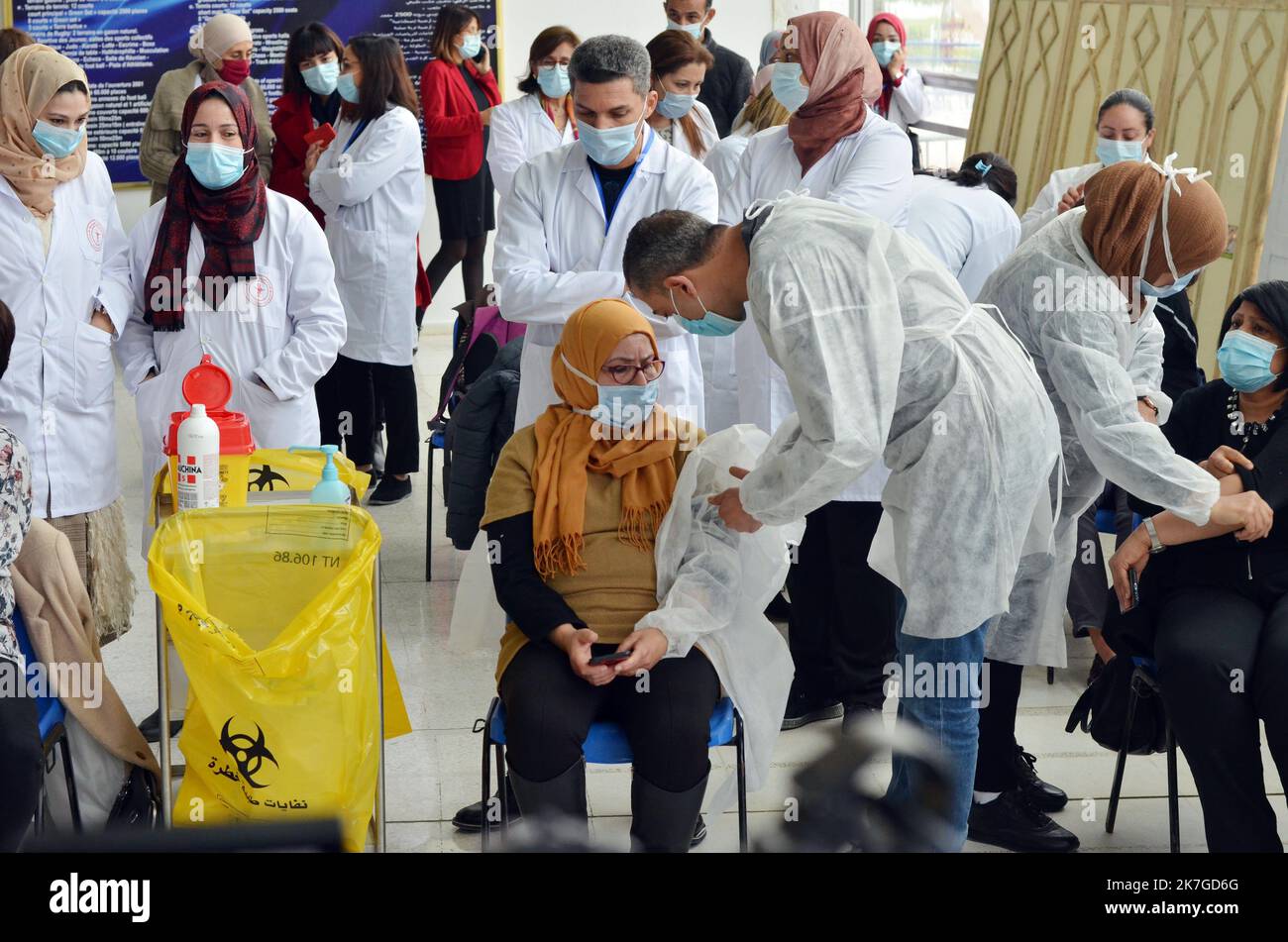 ©Yassine Mahjoub/MAXPPP - 16/02/2022 das Gesundheitsministerium gab am Mittwoch bekannt, dass es bis Mitternacht nach Durchführung von 11.801 Screening-Tests, einer Positivitätsrate von 25,99 %, 13 weitere Todesfälle und 3.067 neue Coronavirus-Kontaminationen bis zum 14. Februar gemeldet hatte. Das geht aus dem jüngsten epidemiologischen Bericht des Ministerministeriums hervor. Seit dem Ausbruch der Pandemie in Tunesien im März 2020 wurden insgesamt 971.460 Fälle von Coronavirus-Infektionen registriert, darunter 27.233 Todesfälle und 904.339 Genesungen (Foto: Mahjoub Yassine/MAXPPP). Stockfoto