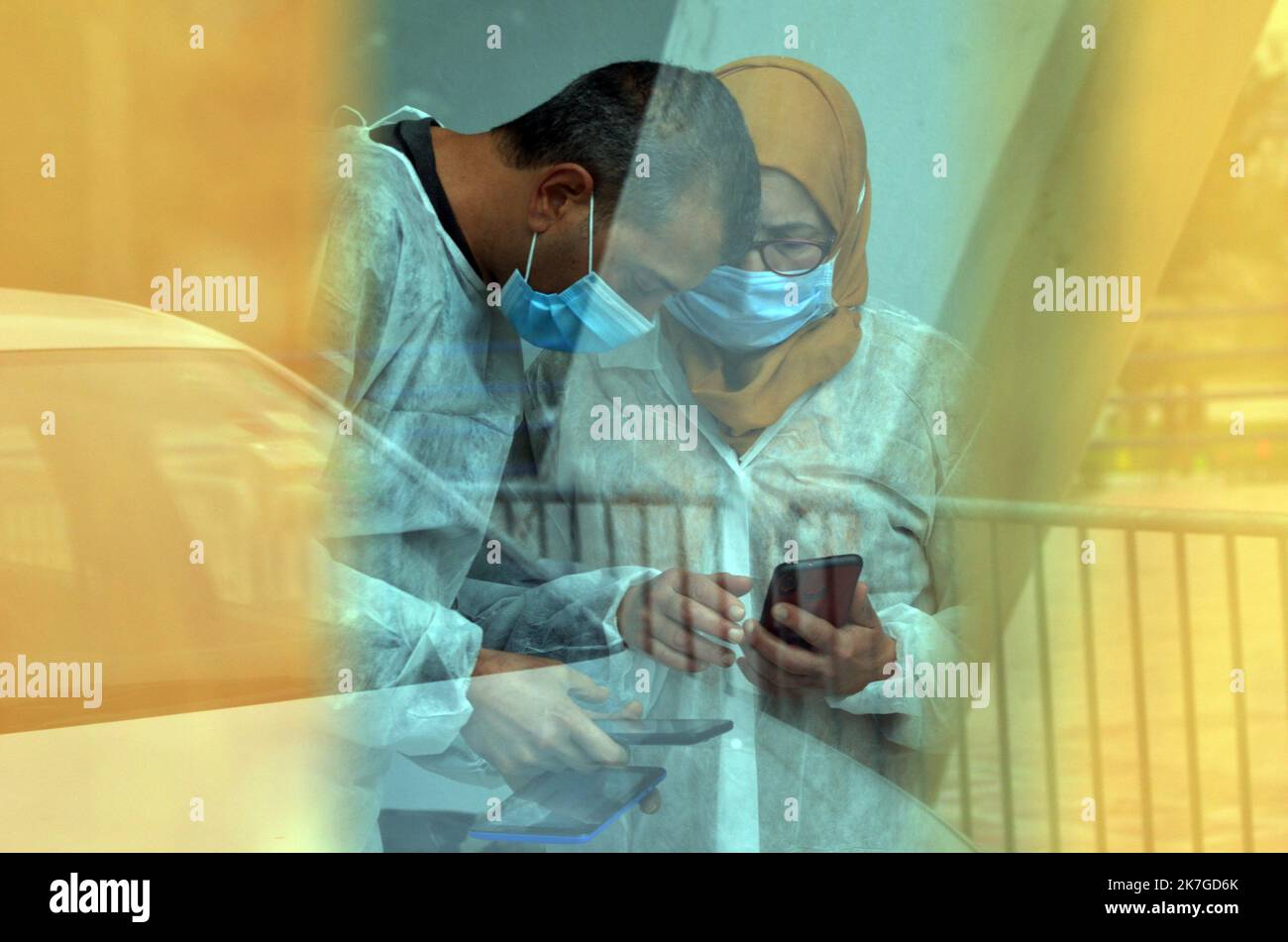 ©Yassine Mahjoub/MAXPPP - 16/02/2022 das Gesundheitsministerium gab am Mittwoch bekannt, dass es bis Mitternacht nach Durchführung von 11.801 Screening-Tests, einer Positivitätsrate von 25,99 %, 13 weitere Todesfälle und 3.067 neue Coronavirus-Kontaminationen bis zum 14. Februar gemeldet hatte. Das geht aus dem jüngsten epidemiologischen Bericht des Ministerministeriums hervor. Seit dem Ausbruch der Pandemie in Tunesien im März 2020 wurden insgesamt 971.460 Fälle von Coronavirus-Infektionen registriert, darunter 27.233 Todesfälle und 904.339 Genesungen (Foto: Mahjoub Yassine/MAXPPP). Stockfoto