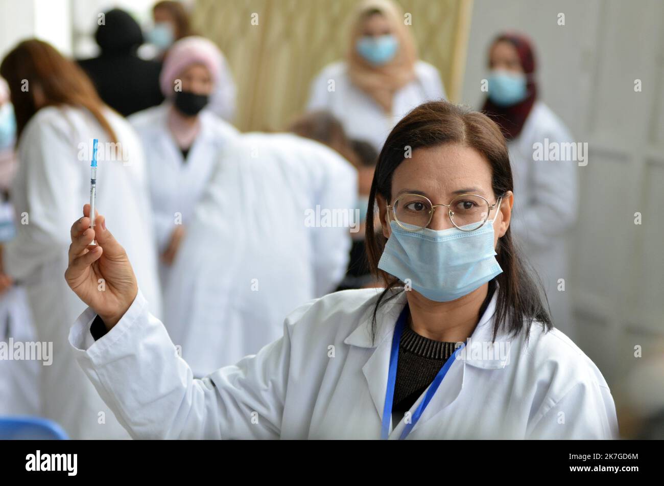 ©Yassine Mahjoub/MAXPPP - 16/02/2022 das Gesundheitsministerium gab am Mittwoch bekannt, dass es bis Mitternacht nach Durchführung von 11.801 Screening-Tests, einer Positivitätsrate von 25,99 %, 13 weitere Todesfälle und 3.067 neue Coronavirus-Kontaminationen bis zum 14. Februar gemeldet hatte. Das geht aus dem jüngsten epidemiologischen Bericht des Ministerministeriums hervor. Seit dem Ausbruch der Pandemie in Tunesien im März 2020 wurden insgesamt 971.460 Fälle von Coronavirus-Infektionen registriert, darunter 27.233 Todesfälle und 904.339 Genesungen (Foto: Mahjoub Yassine/MAXPPP). Stockfoto