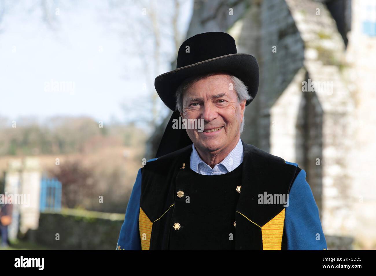 â©PHOTOPQR/LE TELEGRAM/Lionel Le Saux ; ERGUE-GABERIC ; 17/02/2022 ; FOTO Lionel Le Saux / LE TELEGRAM. ERGUE-GABERIC (29) : ceremonie pour les 200 ans du groupe familial Bollore a la chapelle de Kerdevot, en Presence de Vincent Bollore et ses deux fils, Cyrille et Yannick, ici en costume traditionnel breton. - Zeremonie für die 200 Jahre der Bollore Familie Gruppe in der Kapelle von Kerdevot. Vincent BollorÃ© ist ein industrieller, Geschäftsmann, Medieninhaber und französischer Milliardär Stockfoto