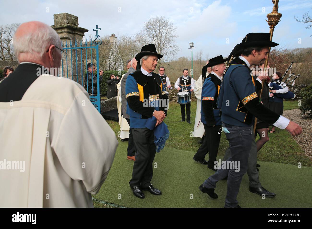 â©PHOTOPQR/LE TELEGRAM/Lionel Le Saux ; ERGUE-GABERIC ; 17/02/2022 ; FOTO Lionel Le Saux / LE TELEGRAM. ERGUE-GABERIC (29) : ceremonie pour les 200 ans du groupe familial Bollore a la chapelle de Kerdevot, en Presence de Vincent Bollore et ses deux fils, Cyrille et Yannick, ici en costume traditionnel breton. - Zeremonie für die 200 Jahre der Bollore Familie Gruppe in der Kapelle von Kerdevot. Vincent BollorÃ© ist ein industrieller, Geschäftsmann, Medieninhaber und französischer Milliardär Stockfoto