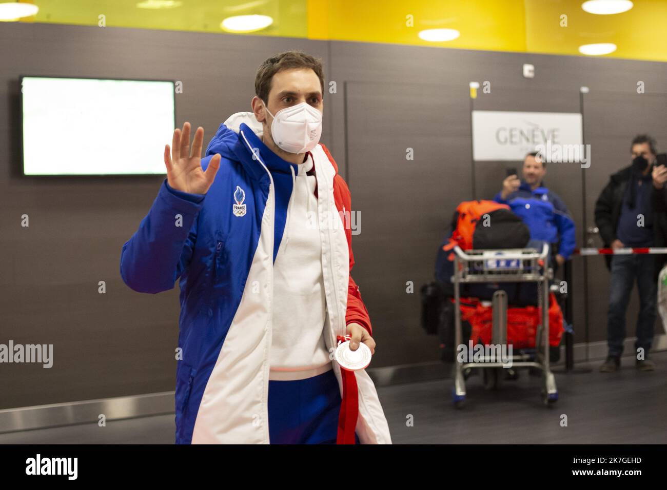 ©PHOTOPQR/LE PROGRES/Norbert GRISAY - Genève 21/02/2022 - Le 21/02/22, Retour des athlètes olympiques français -Le retour des Jeux olympiques d'hiver de Pékin pour les athlètes français à l'aéroport de Genève. Simon Desthieux, médaillé d'argent en relais hommes. - Genf, Schweiz, februar 21. 2022. Die französischen olympioniken sind nach dem Winter OG in Peking wieder mit ihren Medaillen zurück Stockfoto