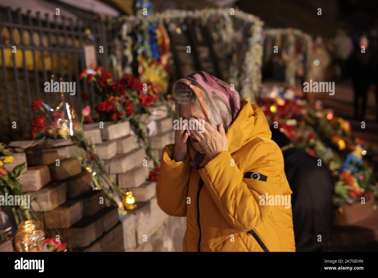 ©PHOTOPQR/LE PARISIEN/Philippe de Poulpiquet ; Kiev ; 20/02/2022 ; Kiev (Ukraine), le 20 février 2022. Commémotation du Massacre de Maïdan, où une centaine de personnes avaient trouvé la mort en 2014 lors de ce qu’on a appelé « la révolution de la dignité ». après des mois de blocage à Maïdan, les événements du 20 février 2014 avaient finalement précipité la démission du président de l'époque, Viktor Ianoukovitch. CE samedi, des commémorations se tiennent dans le Centre de Kiev, alors que la menace d'une attaque Russe et les tensions s'accroient dans l'est du Pays. - Kyev, Ukr, februar 20. 2022 U Stockfoto