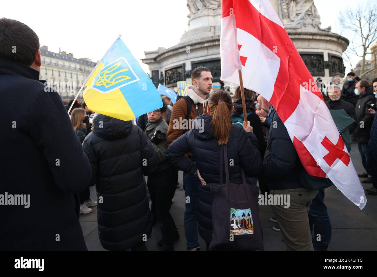 ©PHOTOPQR/LE PARISIEN/Jean-Baptiste Quentin ; Paris ; 24/02/2022 ; Place de la République, Paris, France, jeudi 24 février 2022 Manifestation de soutien à l’Ukraine après le déclenchement des hostilités par la Russie cette nuit dernière. Paris, Frankreich 22. Februar 2022 - Kundgebung in Solidarität mit dem ukrainischen Volk Stockfoto