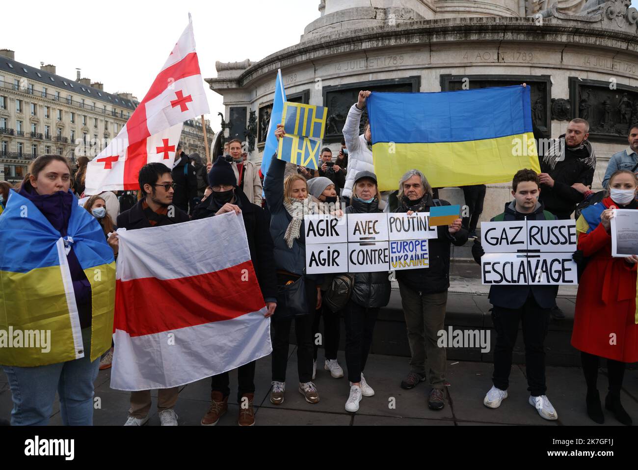 ©PHOTOPQR/LE PARISIEN/Jean-Baptiste Quentin ; Paris ; 24/02/2022 ; Place de la République, Paris, France, jeudi 24 février 2022 Manifestation de soutien à l’Ukraine après le déclenchement des hostilités par la Russie cette nuit dernière. Paris, Frankreich 22. Februar 2022 - Kundgebung in Solidarität mit dem ukrainischen Volk Stockfoto
