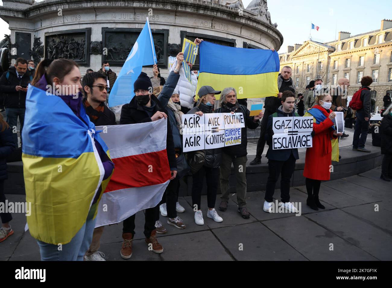 ©PHOTOPQR/LE PARISIEN/Jean-Baptiste Quentin ; Paris ; 24/02/2022 ; Place de la République, Paris, France, jeudi 24 février 2022 Manifestation de soutien à l’Ukraine après le déclenchement des hostilités par la Russie cette nuit dernière. Paris, Frankreich 22. Februar 2022 - Kundgebung in Solidarität mit dem ukrainischen Volk Stockfoto