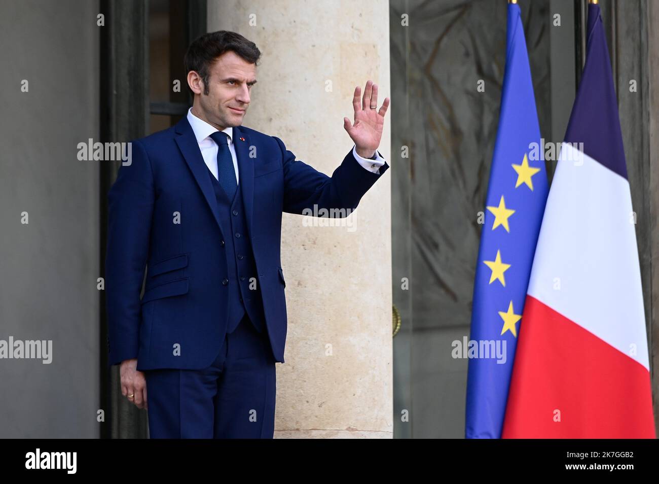 ©Julien Mattia / Le Pictorium/MAXPPP - Paris 28/02/2022 Julien Mattia / Le Pictorium - 28/2/2022 - Frankreich / Ile-de-France / Paris - Le President de la Republique, Emmanuel Macron recoit la Presidente de la Georgie, Salome Zourabichvili au Palais de l'Elysee, le 28 Fevrier 2022. / 28/2/2022 - Frankreich / Ile-de-France (Region) / Paris - der Präsident der Republik Emmanuel Macron empfängt am 28. Februar 2022 den Präsidenten Georgiens, Salome Zourabichvili, im Elysee-Palast. Stockfoto