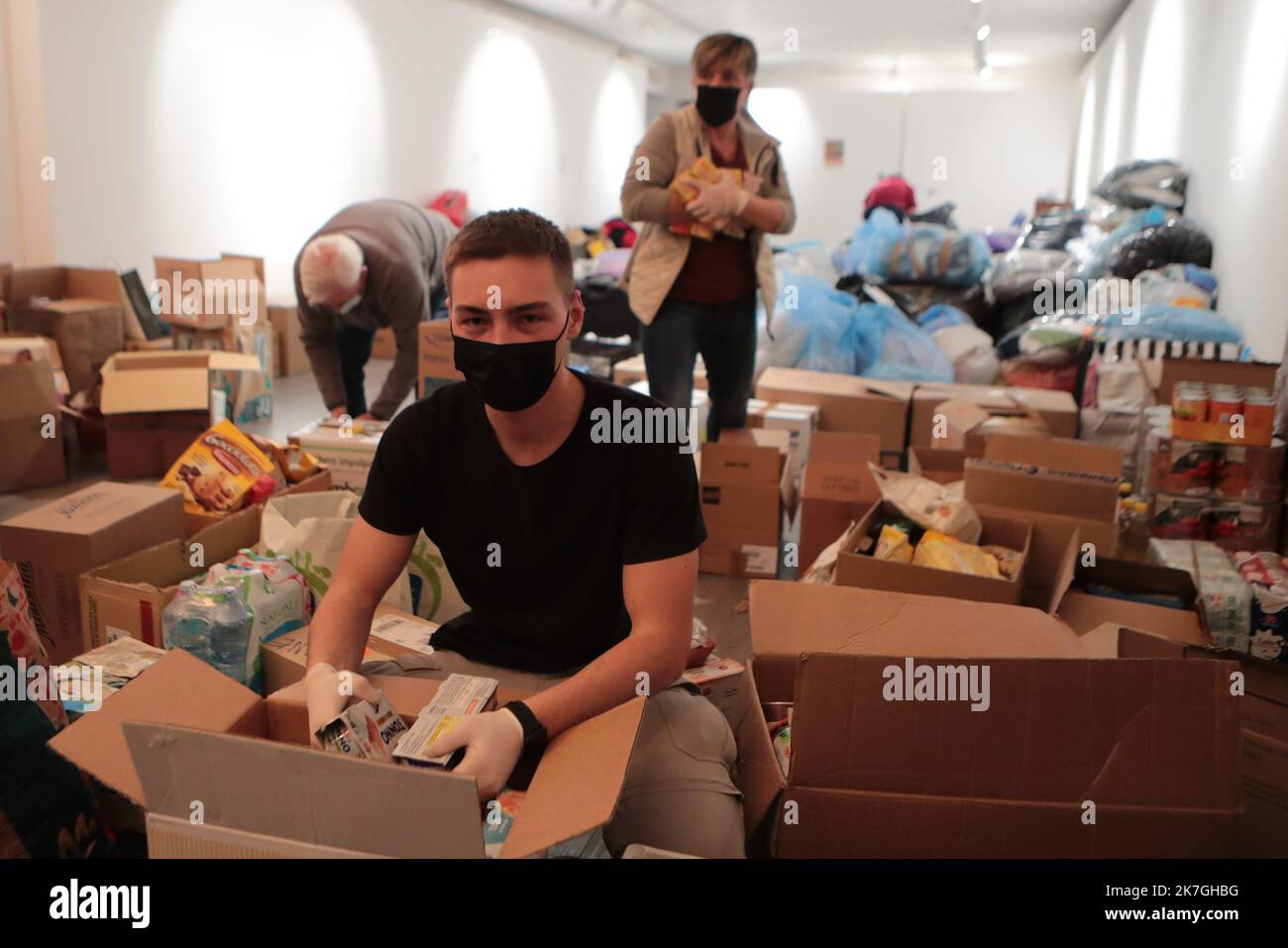©Pierre Teyssot/MAXPPP ; Ukraine Russland-Konflikt - die Mobilisierung der Ukraine in Europa. Pergine Valsugana, Italien am 1. März 2022. Freiwillige und Ukrainer aus Charkiw und Lemberg, die in Italien leben, bereiten lebenswichtige Bedürfnisse, Lebensmittel und Medikamente vor, die nach 5 Tagen Krieg gegen Russland in die Ukraine geschickt werden, um ihrem Land zu helfen. â© Pierre Teyssot / Maxppp - über die Grenze nach Medyka um in die Ukraine zu fahren, hoffen einige, eine Waffe zu finden und sich der Front anzuschließen. Stockfoto