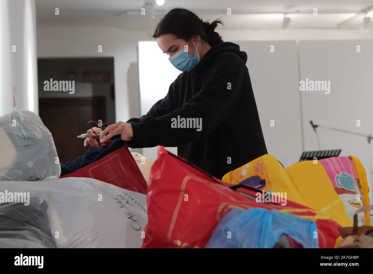 ©Pierre Teyssot/MAXPPP ; Ukraine Russland-Konflikt - die Mobilisierung der Ukraine in Europa. Pergine Valsugana, Italien am 1. März 2022. Freiwillige und Ukrainer aus Charkiw und Lemberg, die in Italien leben, bereiten lebenswichtige Bedürfnisse, Lebensmittel und Medikamente vor, die nach 5 Tagen Krieg gegen Russland in die Ukraine geschickt werden, um ihrem Land zu helfen. Ein ukrainisches Mädchen Veronica aus Charkiw bereitet Kleidung zu. â© Pierre Teyssot / Maxppp - über die Grenze nach Medyka um in die Ukraine zu fahren, hoffen einige, eine Waffe zu finden und sich der Front anzuschließen. Stockfoto