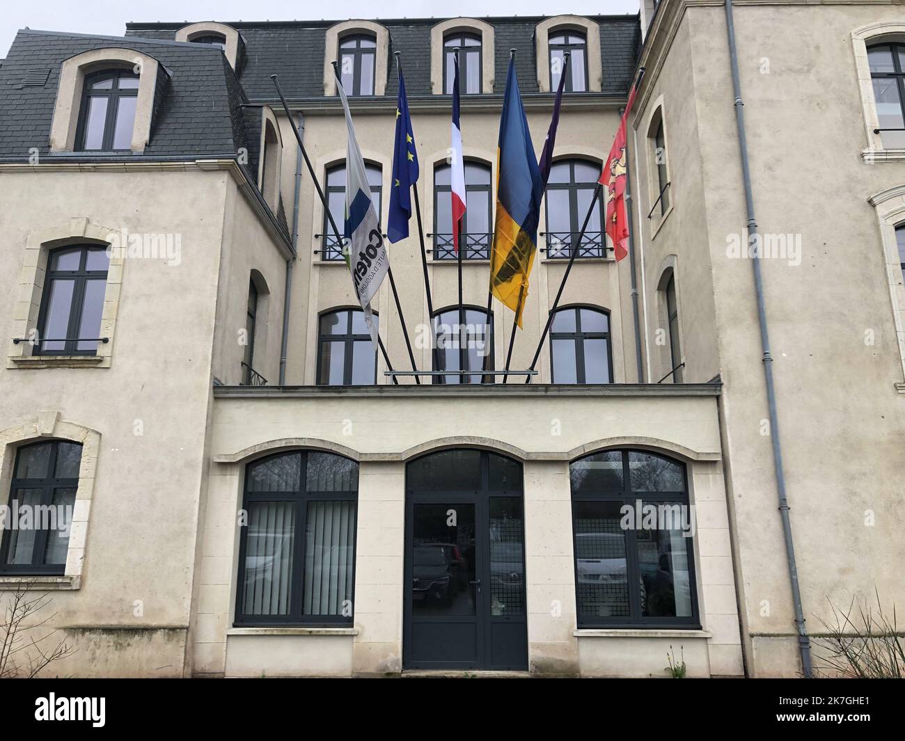 ©PHOTOPQR/OUEST FRANKREICH/Olivier Clerc ; ; 01/03/2022 ; Le drapeau ukrainen flotte désormais sur la façade de la mairie de Cherbourg-en-Cotentin . Ukrainische Flagge in der Bretagne Stockfoto