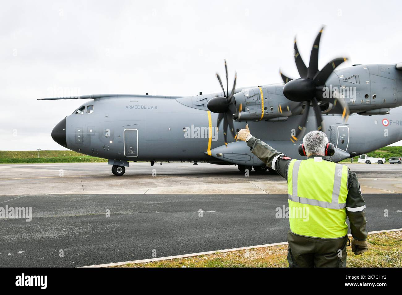 ©PHOTOPQR/BERRY REPUBLICAIN/Pierrick DELOBELLE ; ; 03/03/2022 ; Chargement à Avord de dix Tons de munition dans un avion militaire Airbus A400M à Destination des soldats français à Constanta sur la base aérienne avancée de l'Otan en Roumanie, le 03-03-22 sur la base aérienne 702 d'Avord Avord, Frankreich, märz 3. 2022 Verladung von zehn Tonnen Munitionsmenge in einem Airbus A400M-Militärflugzeug, das am 03-03-22 auf dem Luftwaffenstützpunkt 702 von Avord nach französischen Soldaten in Constanta auf dem vorderen Luftwaffenstützpunkt der NATO in Rumänien abflog Stockfoto