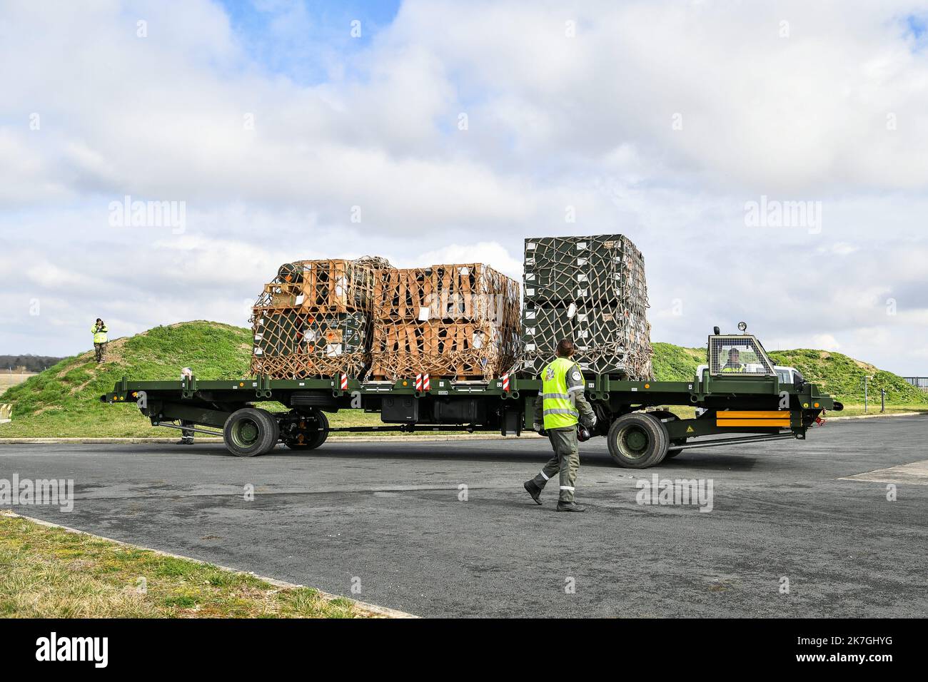 ©PHOTOPQR/BERRY REPUBLICAIN/Pierrick DELOBELLE ; ; 03/03/2022 ; Chargement à Avord de dix Tons de munition dans un avion militaire Airbus A400M à Destination des soldats français à Constanta sur la base aérienne avancée de l'Otan en Roumanie, le 03-03-22 sur la base aérienne 702 d'Avord Avord, Frankreich, märz 3. 2022 Verladung von zehn Tonnen Munitionsmenge in einem Airbus A400M-Militärflugzeug, das am 03-03-22 auf dem Luftwaffenstützpunkt 702 von Avord nach französischen Soldaten in Constanta auf dem vorderen Luftwaffenstützpunkt der NATO in Rumänien abflog Stockfoto