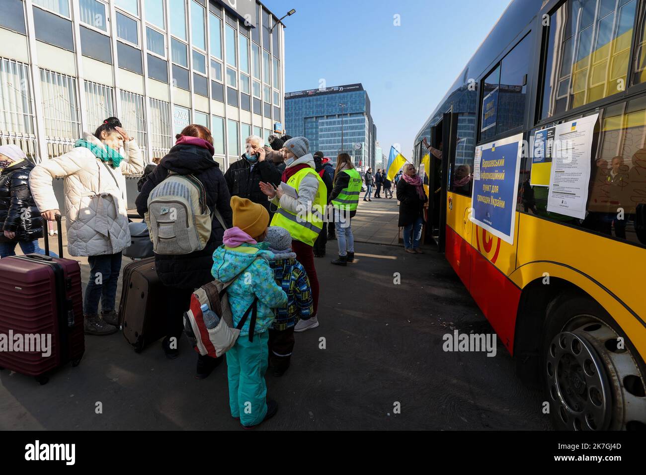 ©PHOTOPQR/L'EST REPUBLICAIN/MICHAEL DESPREZ ; VARSOVIE ; 03/03/2022 ; UKRAINE - UKRAINIEN - UKRAINIENNE - REFUGIE - REFUGIES - GUERRE - RESORTISSANTS UKRAINIENS VARSOVIE 03-03-2022. UN Camp de réfugiés s'est organisé à la gare routière ouest Dworzec Autobushowy Warszawa Zachodnia. Foto Michaël Desprez - Flüchtlingslager am Warschauer Busbahnhof Stockfoto