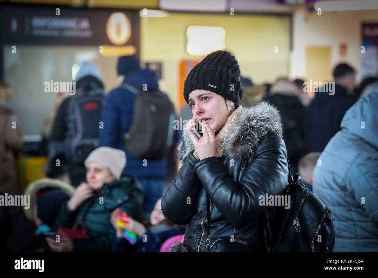 ©PHOTOPQR/L'EST REPUBLICAIN/MICHAEL DESPREZ ; VARSOVIE ; 03/03/2022 ; UKRAINE - UKRAINIEN - UKRAINIENNE - REFUGIE - REFUGIES - GUERRE - RESORTISSANTS UKRAINIENS VARSOVIE 03-03-2022. UN Camp de réfugiés s'est organisé à la gare routière ouest Dworzec Autobushowy Warszawa Zachodnia. Foto Michaël Desprez - Flüchtlingslager am Warschauer Busbahnhof Stockfoto