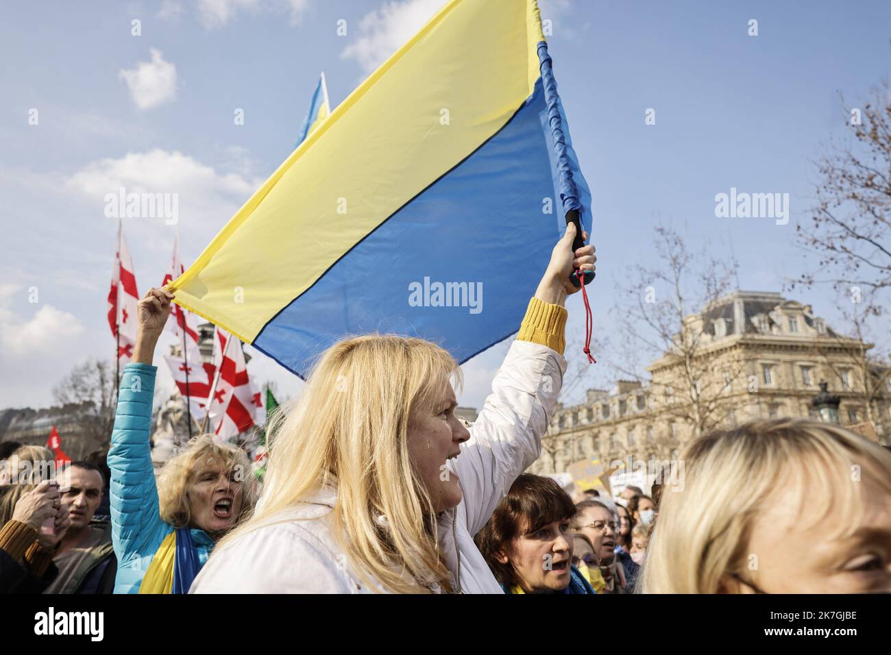 ©PHOTOPQR/LE PARISIEN/ARNAUD DUMONTIER ; Paris ; 05/03/2022 ; Paris, samedi 5 Mars 2022. Guerre en Ukraine : Rassemblement Place de la République à Paris en soutien à l'ukraine © Arnaud Dumontier pour Le Parisien Demonstration zur Unterstützung der ukrainischen Bevölkerung am 5. März 2022 in Paris. Stockfoto