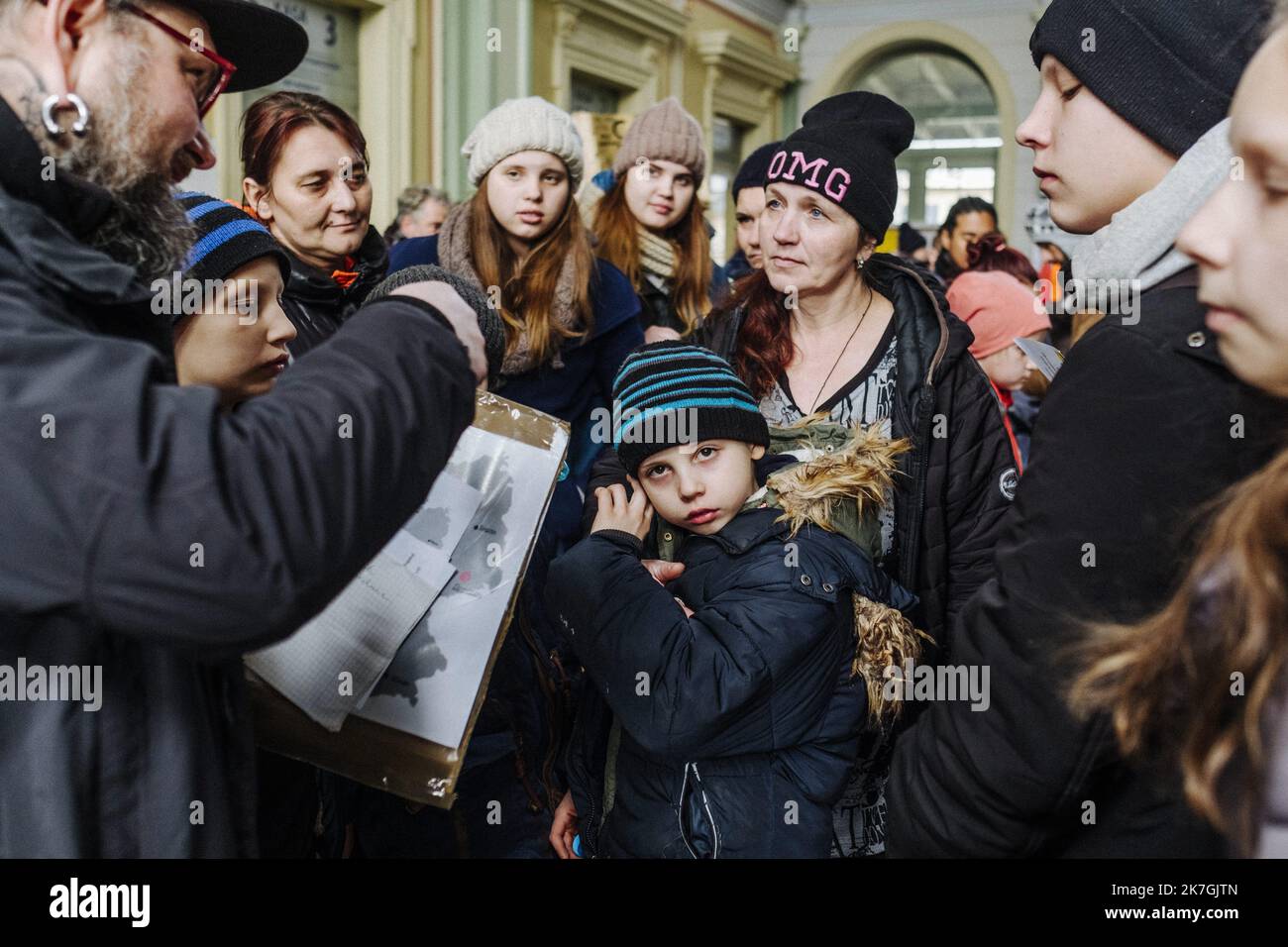 ©Jan Schmidt-Whitley/Le Pictorium/MAXPPP - Przemysl 03/03/2022 Jan Schmidt-Whitley/Le Pictorium - 03/03/2022 - Pologne / Przemysl / Przemysl - des refugies ukrainiens discutent avec des volontaires allemands qui leur propogent de les rapatrier la-Bas. Des centaines de volontaires proposent de ramener avec eux des refugies, ce qui pose question sur les possibles derivent de telles initiatives.Le poste frontiere de Shehyni en Ukraine est pour beaucoup de refuggies la derniere etape avant de rentrer en Pologne en passant par la ville de Medika. Die dizaines de miers de refugies doivent parfois Stockfoto