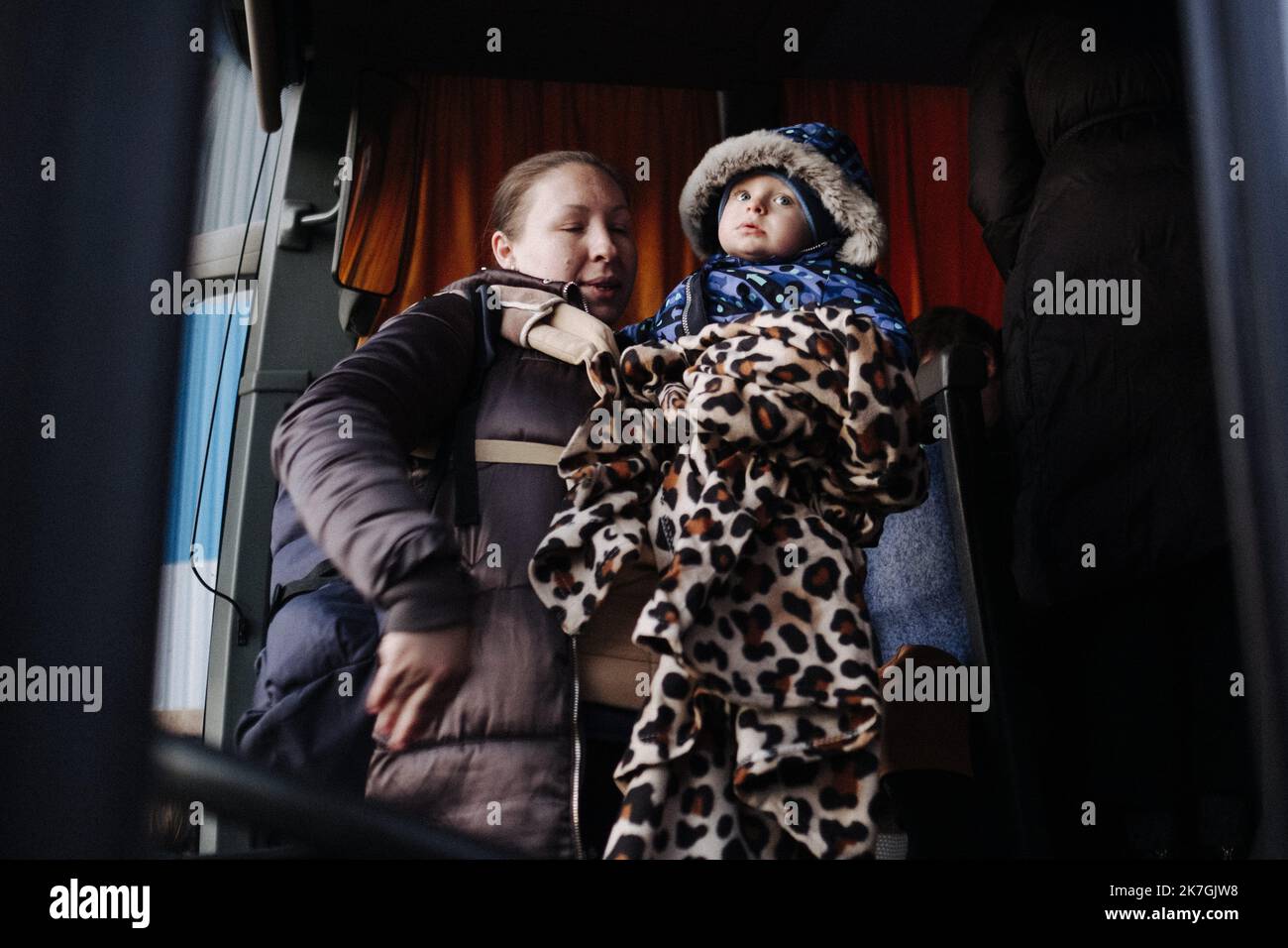 ©Jan Schmidt-Whitley/Le Pictorium/MAXPPP - Mlymy 03/03/2022 Jan Schmidt-Whitley/Le Pictorium - 3/3/2022 - Pologne / Przemysl / Mlymy - A Mlymy, une femme et son fils monte dans un Bus a Destination d'Israel MIS en place par des organisations juives. Le poste frontiere de Shehyni en Ukraine est pour beaucoup de refuggies la derniere etape avant de rentrer en Pologne en passant par la ville de Medika. Les dizaines de miers de refugies doivent parfois attendre de longues heures avant de pouvoir quitter le territoire ukrainen. Une fois la frontiere Franchise, les benevoles polonais et internatio Stockfoto