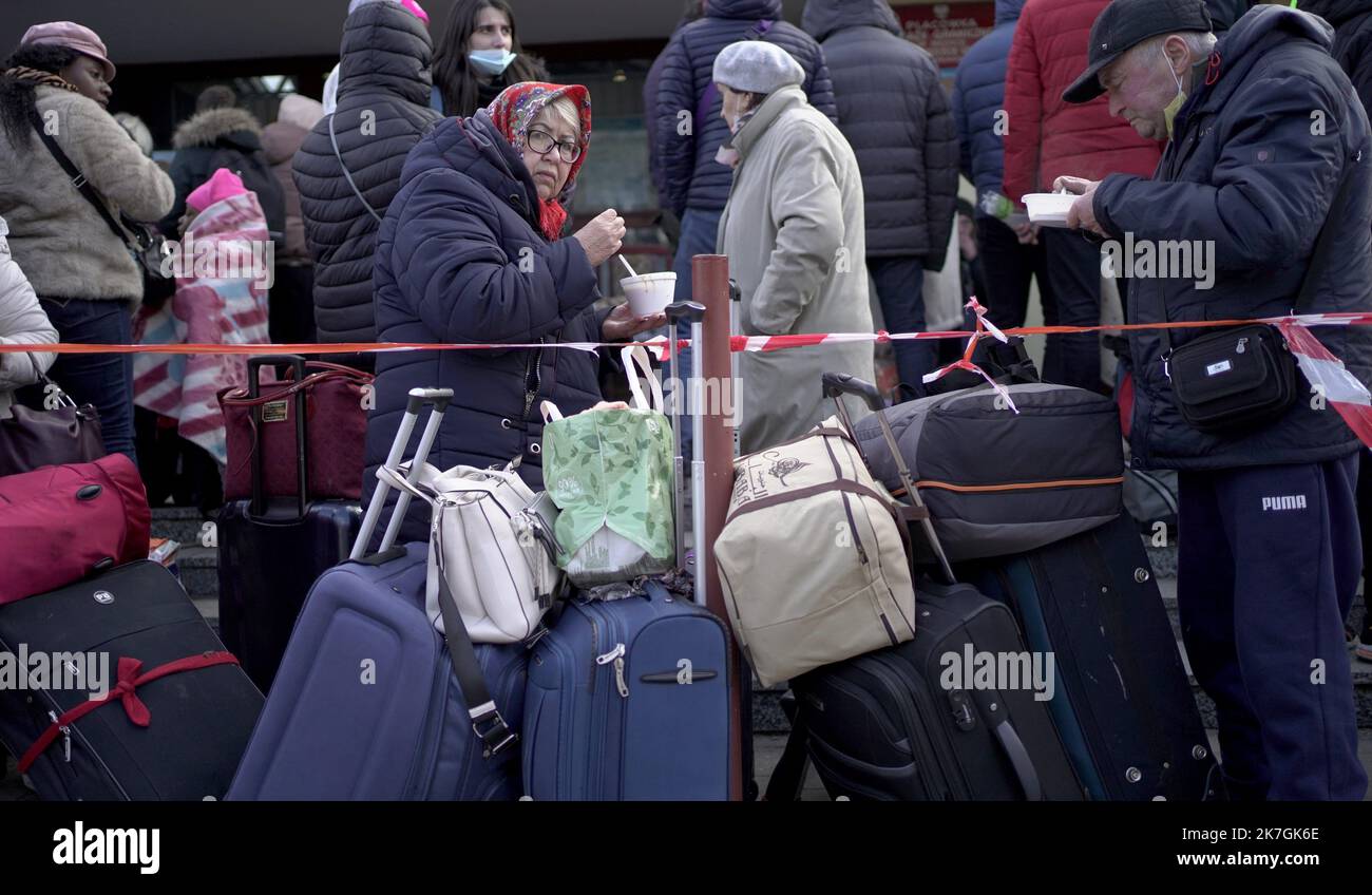 ©PHOTOPQR/NICE MATIN/fernandes franck ; ; 28/02/2022 ; gare de Przemysl Pour des Milliers d'Ukrainiens, la gare de Przemysl représente la porte d'entrée vers l'Union européenne après des heures de périple dans des trains bondés entre Kiew et la Pologne pour fuir l'Invasion russe. C'est aussi une étape incontournable pour des centaines de volontaires qui veulent rejoindre leur familles ou prendre les Armes Krieg in der Ukraine Stockfoto