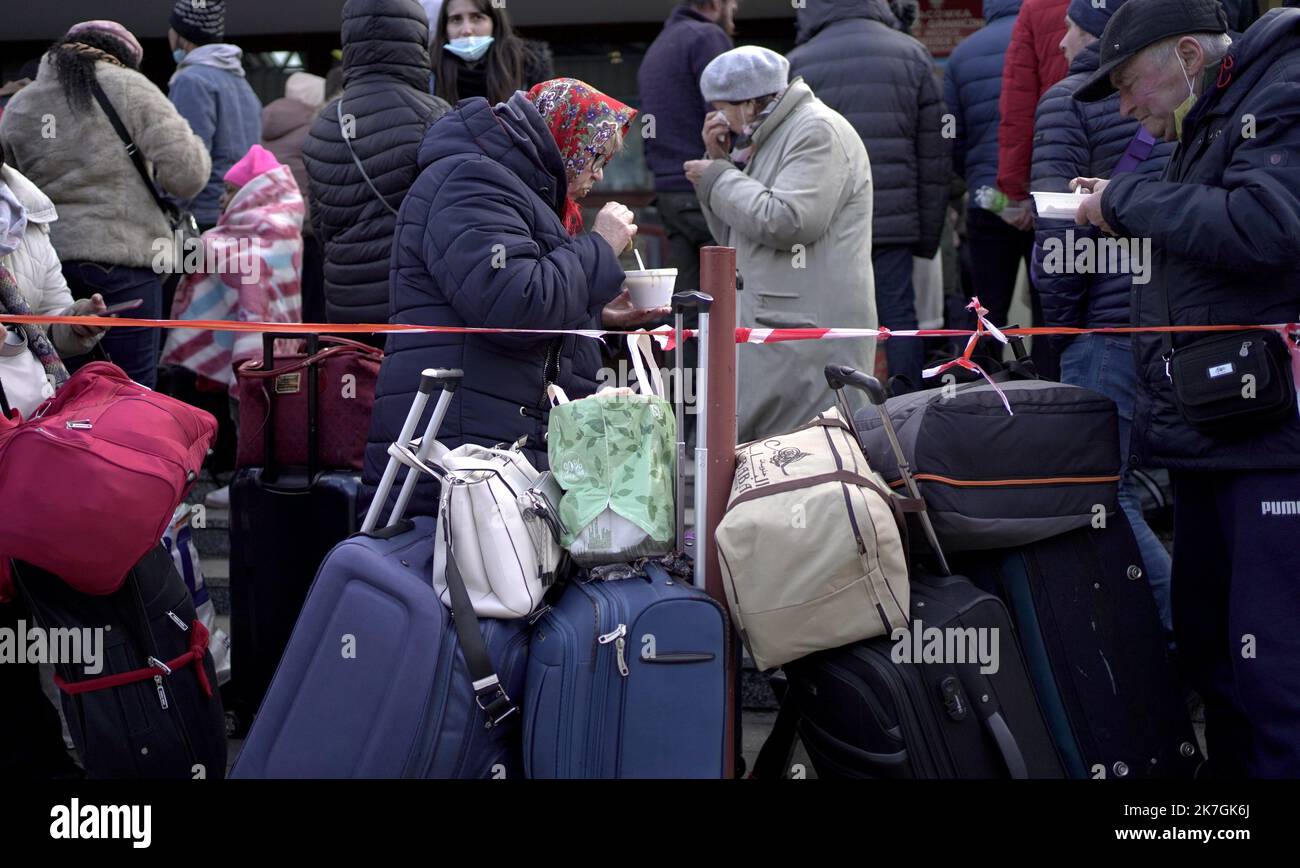 ©PHOTOPQR/NICE MATIN/fernandes franck ; ; 28/02/2022 ; gare de Przemysl Pour des Milliers d'Ukrainiens, la gare de Przemysl représente la porte d'entrée vers l'Union européenne après des heures de périple dans des trains bondés entre Kiew et la Pologne pour fuir l'Invasion russe. C'est aussi une étape incontournable pour des centaines de volontaires qui veulent rejoindre leur familles ou prendre les Armes Krieg in der Ukraine Stockfoto