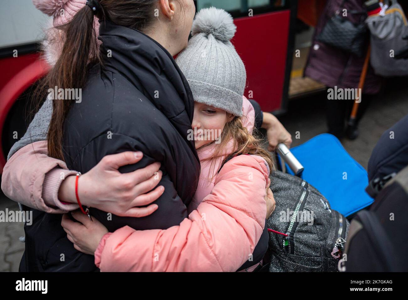 ©Simon Becker / Le Pictorium/MAXPPP - Korczowa 06/03/2022 Simon Becker / Le Pictorium - 6/3/2022 - Pologne / Jaroslaw / Korczowa - Une mere emue est reunie avec ses filles apres qu'elles soient arrivees a Korczowa en Bus. / 6/3/2022 - Polen / Jaroslaw / Korczowa - eine emotionale Mutter wird mit ihren Töchtern wiedervereint, nachdem sie mit dem Bus in Korczowa angekommen sind. Stockfoto