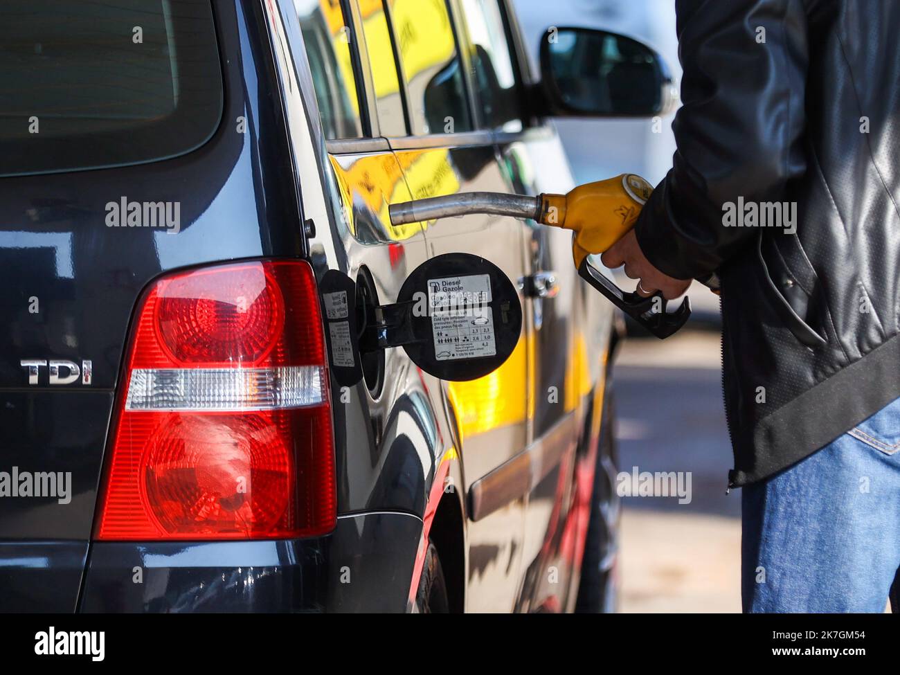 ©PHOTOPQR/L'EST REPUBLICAIN/Lionel VADAM ; Montbéliard ; 08/03/2022 ; Illustration - illuest - consommation - énergie - carburant - carburants - essence - Diesel - Gazole - Gasöl - Hydrocarbure - hydrocarbures - pétrole - fioul - taxe - taxes - Station-Service - pompe à essence - pompes - pouvoir d'achat - hausse - hausses - Augmentation - flambée Des prix - Automobile - voiture - faire le plein - Montbéliard le 08/03/2022 - Les prix des carburants battent des record dans les Stations-Services. Foto Lionel VADAM - steigende Kraftstoffpreise Stockfoto