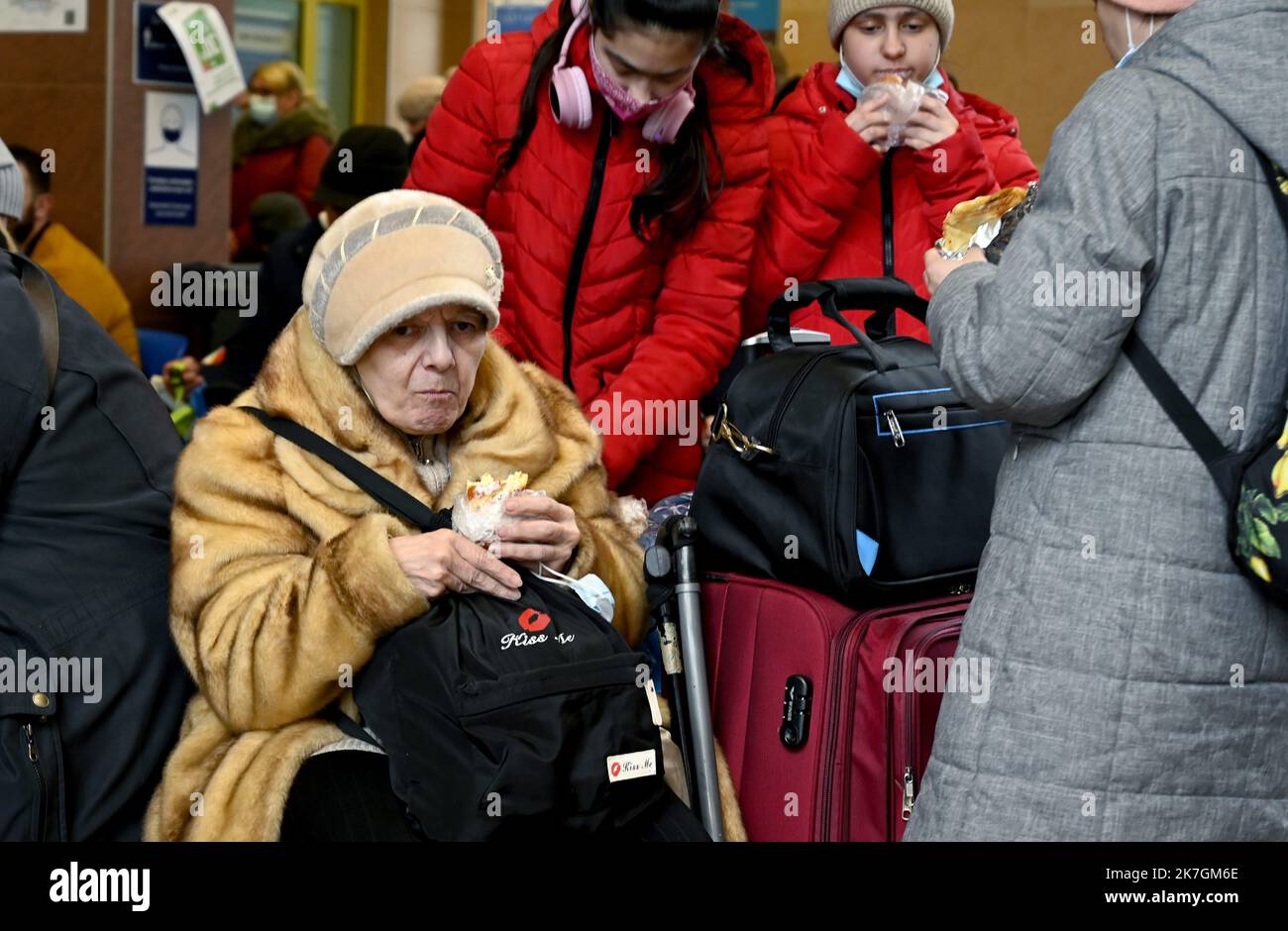©PHOTOPQR/OUEST FRANCE/Stéphane Geufroi ; Rzeszów ; 08/03/2022 ; des réfugiés ukrainiens attendent à la gare de Rzeszów . - Rzeszow, Polen, märz 8. 2022. Ukrainische Refugien warten im Bahnhof Stockfoto