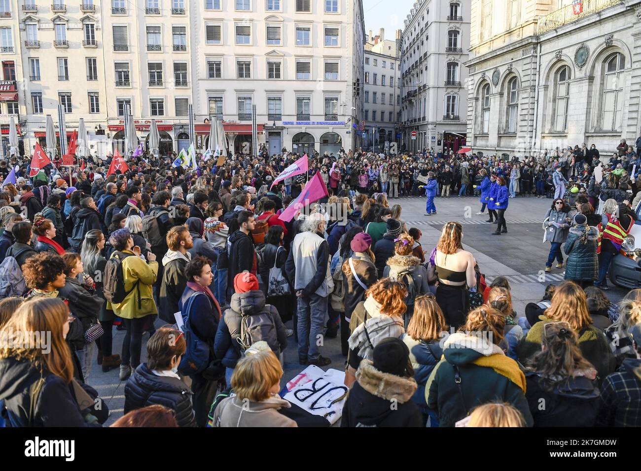 ©PHOTOPQR/LE PROGRES/Joël PHILIPPON - Lyon 08/03/2022 - Manif droits des femmes. Lyon 8 mars 2022 -à l’occasion de la journée internationale des droits des femmes, près de 3 500 personnes ont défilé sur la presqu’île de Lyon, ce mardi, pour réclamer plus d’égalité et de Justice sociale. Lyon 08/03/2022 - Demonstration der Frauenrechte. Lyon 8. März 2022 - Anlässlich des Internationalen Tages der Rechte der Frau marschierten am Dienstag fast 3.500 Menschen auf der Halbinsel Lyon, um mehr Gleichheit und soziale Gerechtigkeit zu fordern Stockfoto