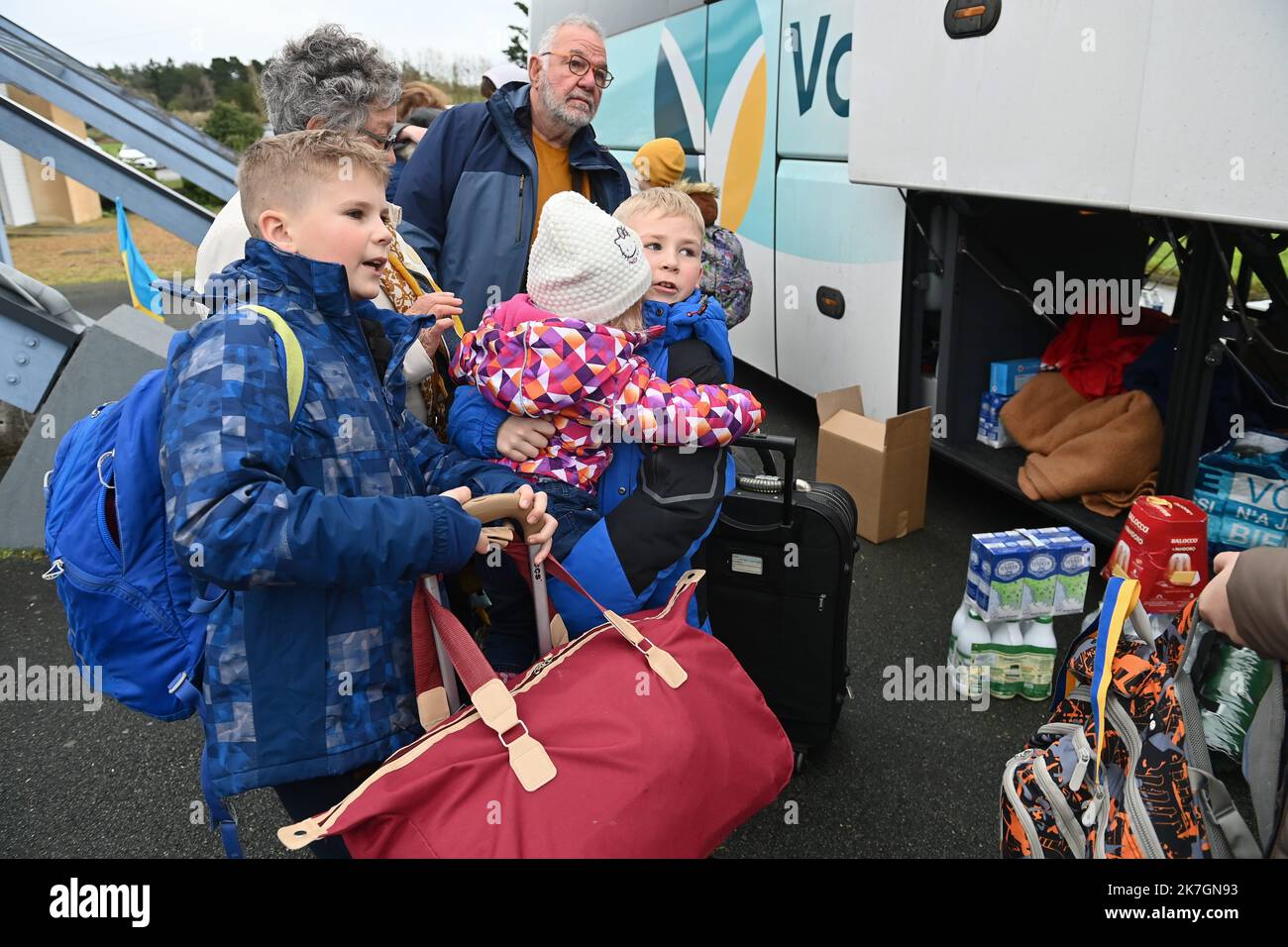 ©PHOTOPQR/OUEST FRANKREICH/Franck Dubray ; Denée ; 11/03/2022 ; Pour fuir la guerre en Ukraine , 46 réfugiés ukrainiens originaires de Lviv sont arrivés à Dénée ( 49) après deux jours de voyage par car . Es gibt ein eigenes Badezimmer mit einer Familie. (Foto Franck Dubray) - Denee, Frankreich, märz 11. 2022 Ankunft ukrainischer Flüchtlinge in Denee Stockfoto