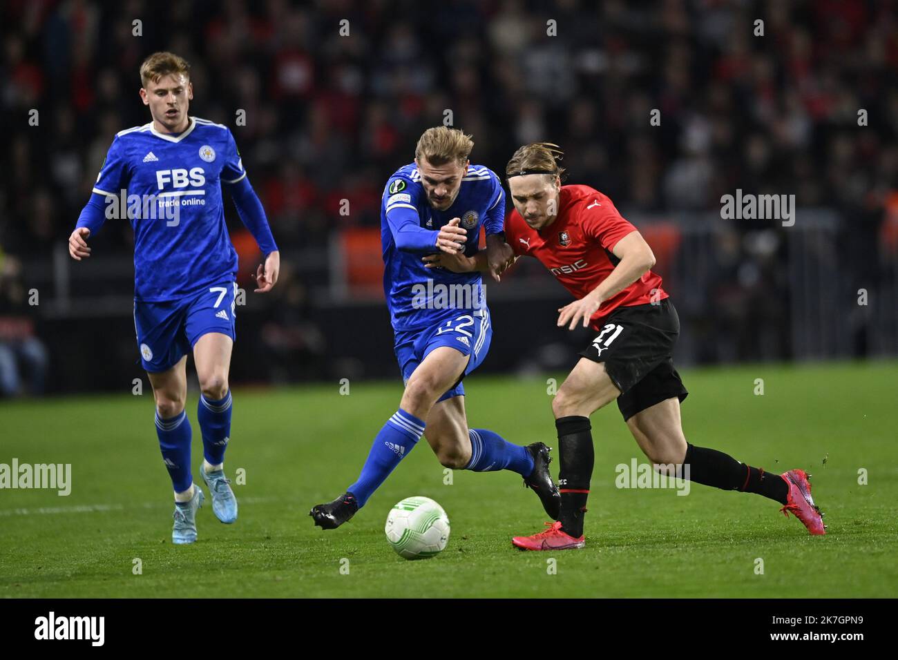 ©PHOTOPQR/OUEST FRANCE/Thomas Brégardis / Ouest-France ; Rennes ; 17/03/2022 ; Rennes / Leicester (8eme de finale de la Ligue Europa, match retour) Le joueur de Rennes Lovro Majer (à droite) oppsé au joueur de Leicester Kiernan Dewsbury-Hall (à gauche) Thomas Bregardis / Ouest-France, UEFA Conference League, Runde 16 2.-Leg-Match de Football entre le Stade Rennais (Rennes) et Leicester City le 17 mars 2022 au Roazhon Park à Rennes, Frankreich Stockfoto