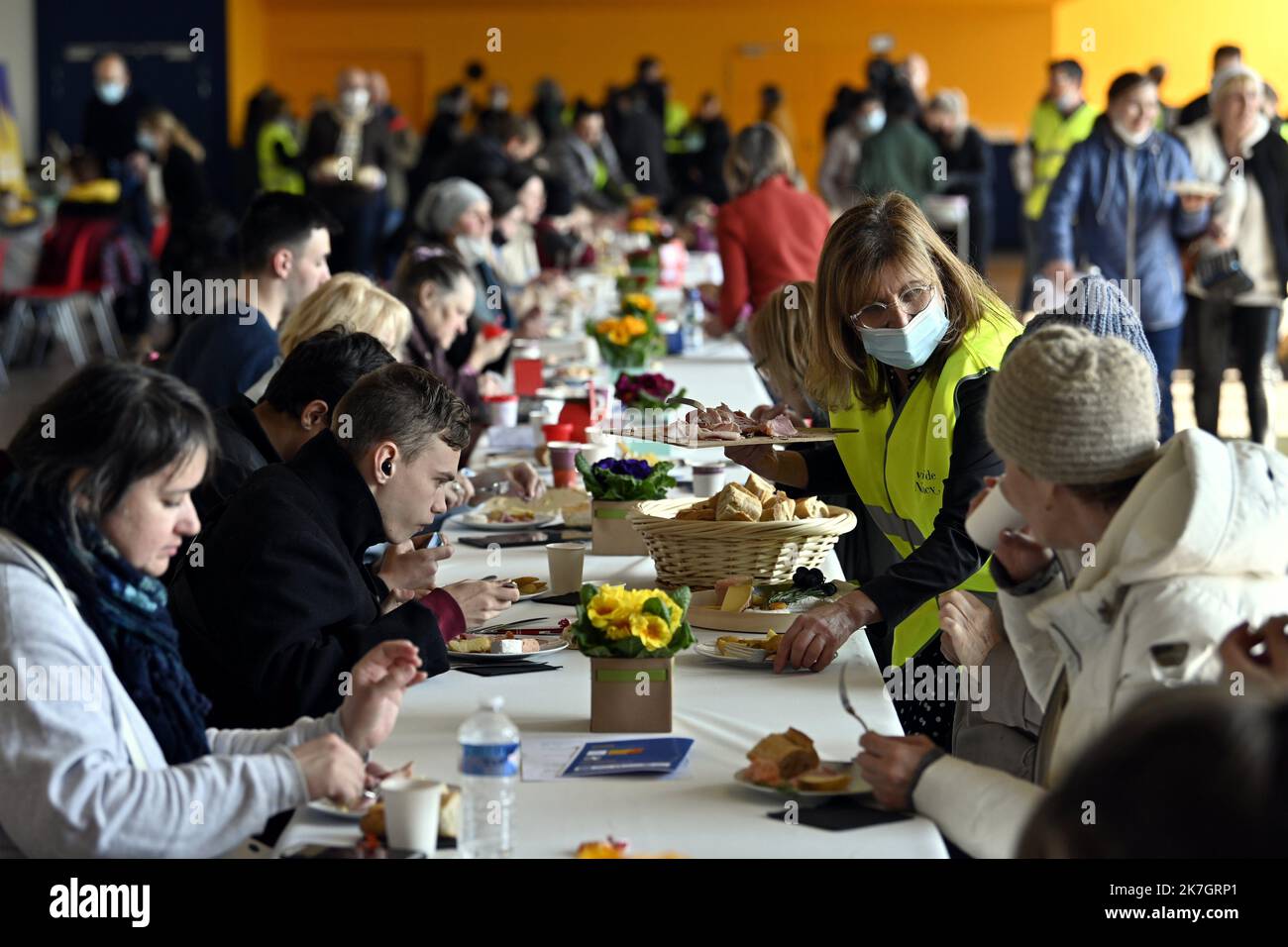 ©PHOTOPQR/L'EST REPUBLICAIN/ALEXANDRE MARCHI ; NANCY ; 19/03/2022 ; GUERRE EN UKRAINE - UNION EUROPEENNE - EXODE DES REFUGIES UKRAINIENS - ACCUEIL EN FRANKREICH - KRIEG - FLÜCHTLINGE. Nancy, 19. märz 2022. Des repas pour les réfugiés, dans la grande salle de Gentilly, après l'arrivée d'un Bus avec 100 réfugiés de guerre ukrainiens, prinicpalement des femmes avec des enftans, ayant transités par Lublin (Pologne) avant d'arriver à Nancy. FOTO Alexandre MARCHI. - Frankreich 19. März 2022 Gentilly - Ankunft eines Busses mit 100 ukrainischen Kriegsflüchtlingen Stockfoto