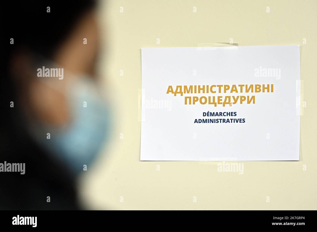 ©PHOTOPQR/L'EST REPUBLICAIN/ALEXANDRE MARCHI ; NANCY ; 19/03/2022 ; GUERRE EN UKRAINE - UNION EUROPEENNE - EXODE DES REFUGIES UKRAINIENS - ACCUEIL EN FRANKREICH - KRIEG - FLÜCHTLINGE. Nancy, 19. märz 2022. Indikation sur une feuille pour les démarches administratives en Alphabet cyrillique dans la grande salle de Gentilly, après l'arrivée d'un Bus avec 100 réfugiés de guerre ukrainiens, prinicpalement des femmes avec des enftans, ayant transités par Lublin (Pologne) avant d'arriver à Nancy. FOTO Alexandre MARCHI. - Frankreich 19. März 2022 Gentilly - Ankunft eines Busses mit 100 ukrainischen Kriegsflüchtlingen Stockfoto