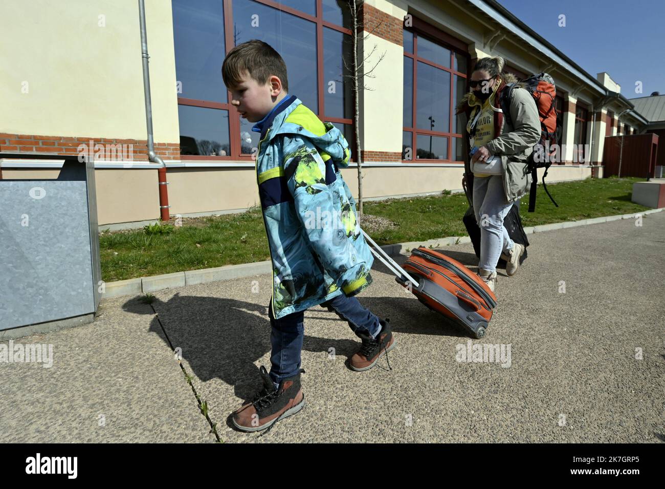 ©PHOTOPQR/L'EST REPUBLICAIN/ALEXANDRE MARCHI ; NANCY ; 19/03/2022 ; GUERRE EN UKRAINE - UNION EUROPEENNE - EXODE DES REFUGIES UKRAINIENS - ACCUEIL EN FRANKREICH - KRIEG - FLÜCHTLINGE - FEMME - ENFANT. Nancy, 19. märz 2022. Arrivée d'un Bus avec 100 réfugiés de guerre ukrainiens ayant transités par Lublin (Pologne) avant d'arriver à Nancy. FOTO Alexandre MARCHI. - Frankreich 19. März 2022 Gentilly - Ankunft eines Busses mit 100 ukrainischen Kriegsflüchtlingen Stockfoto