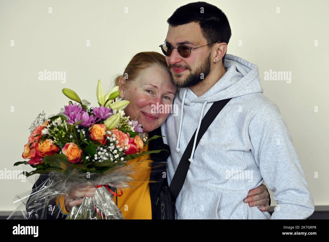 ©PHOTOPQR/L'EST REPUBLICAIN/ALEXANDRE MARCHI ; NANCY ; 19/03/2022 ; GUERRE EN UKRAINE - UNION EUROPEENNE - EXODE DES REFUGIES UKRAINIENS - ACCUEIL EN FRANKREICH - KRIEG - FLÜCHTLINGE. Nancy, 19. märz 2022. UN français amène un Bouquet de fleurs à la maman réfugiée d'un ami, dans la grande salle de Gentilly, après l'arrivée d'un Bus avec 100 réfugiés de guerre ukrainiens, prinicpalement des femmes avec des enftans, ayant transités par Lublin (Pologne) avant d'arriver à Nancy. FOTO Alexandre MARCHI. - Frankreich 19. März 2022 Gentilly - Ankunft eines Busses mit 100 ukrainischen Kriegsflüchtlingen Stockfoto